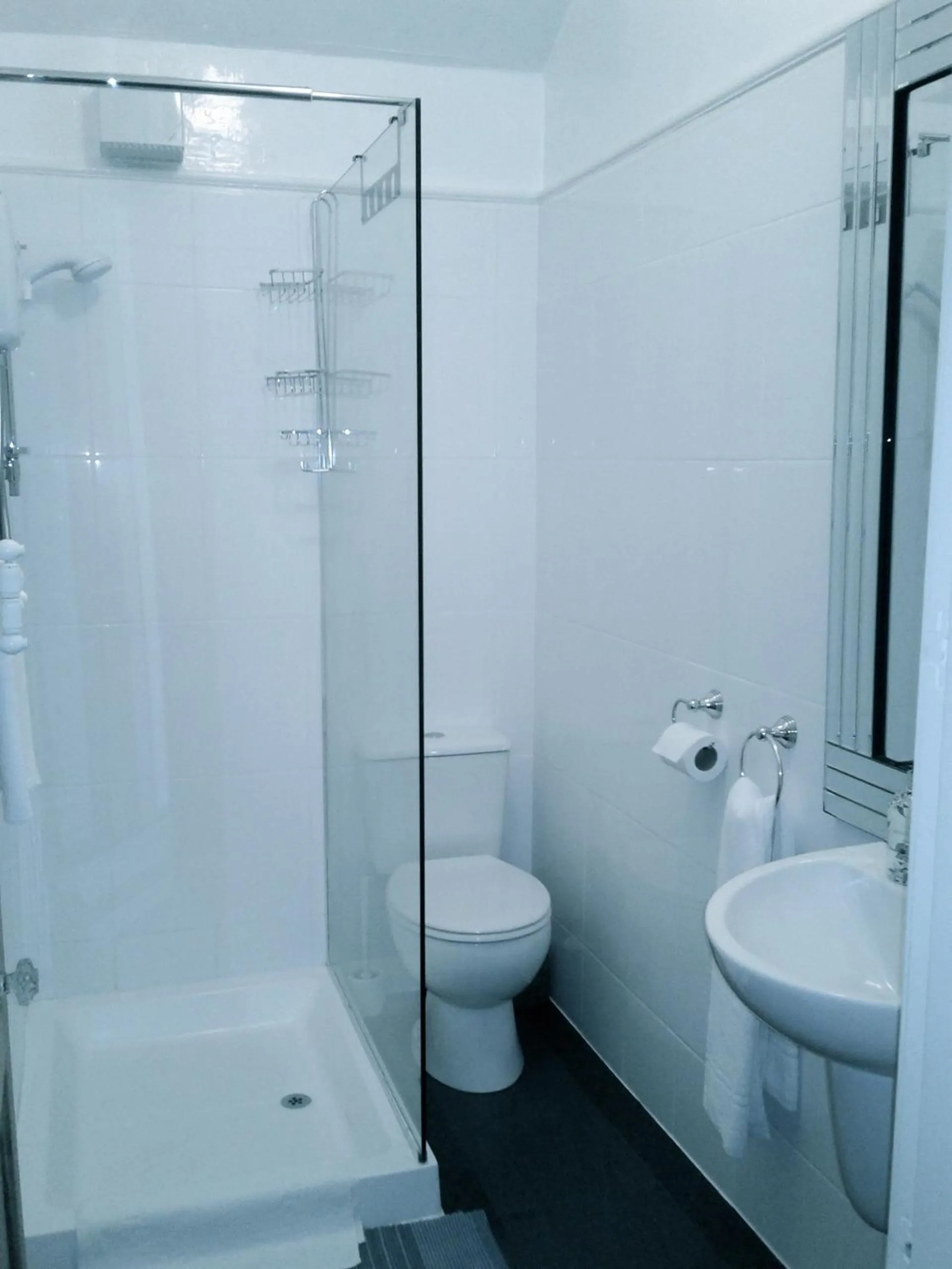 Shower in OYO Cornerstone Manor Hotel