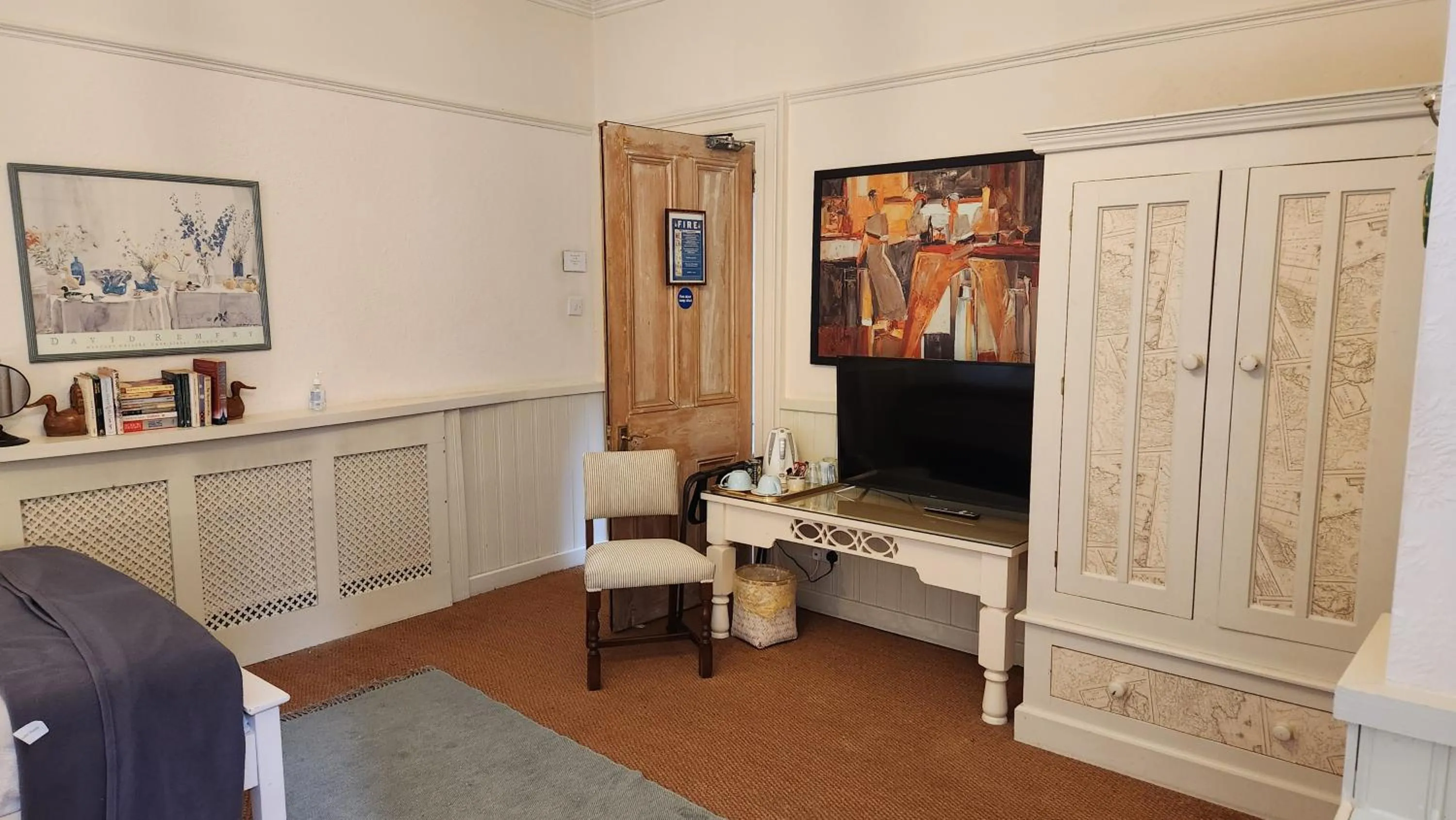 TV and multimedia in OYO Cornerstone Manor Hotel