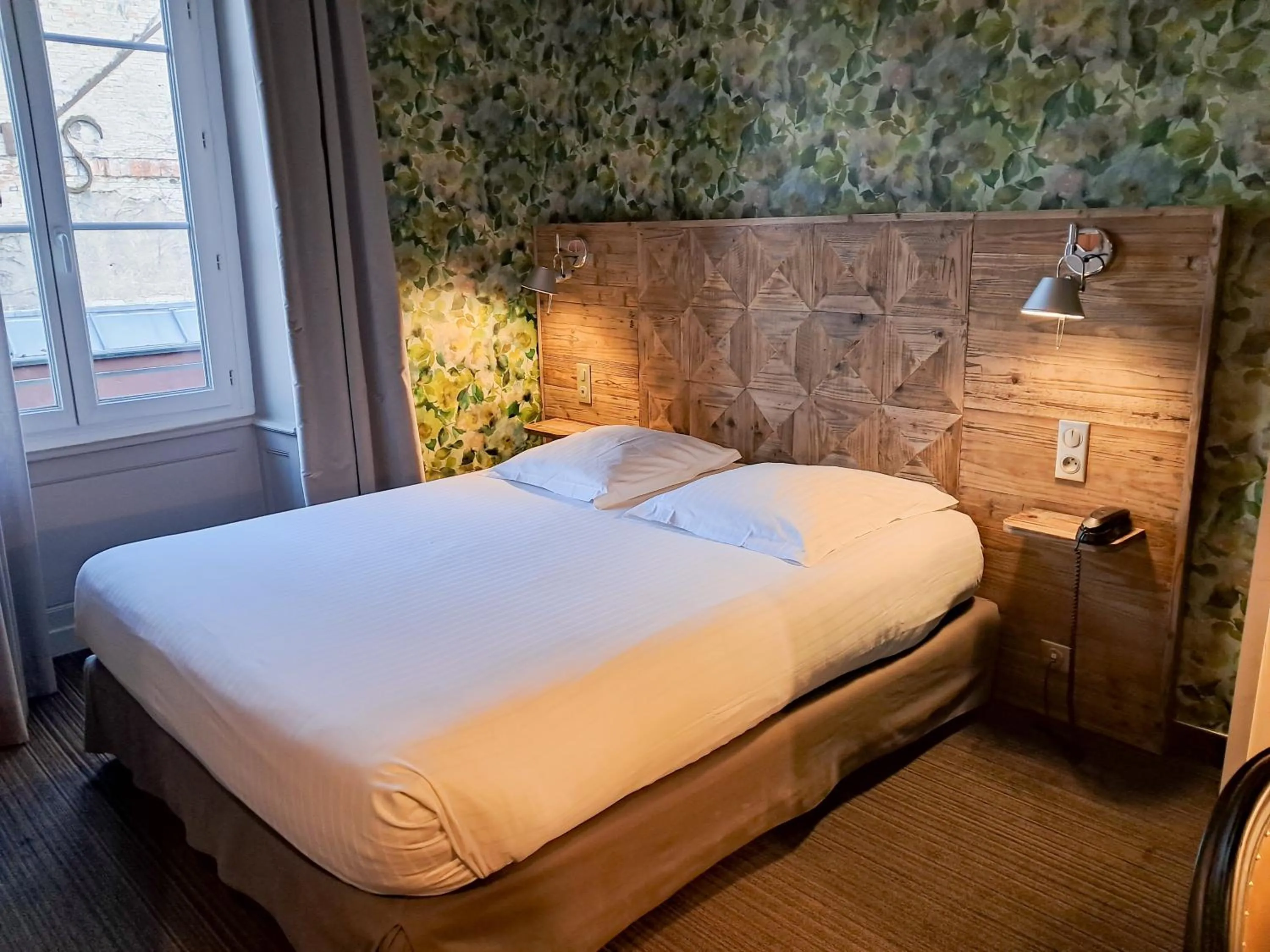 Photo of the whole room, Bed in Hôtel de Paris