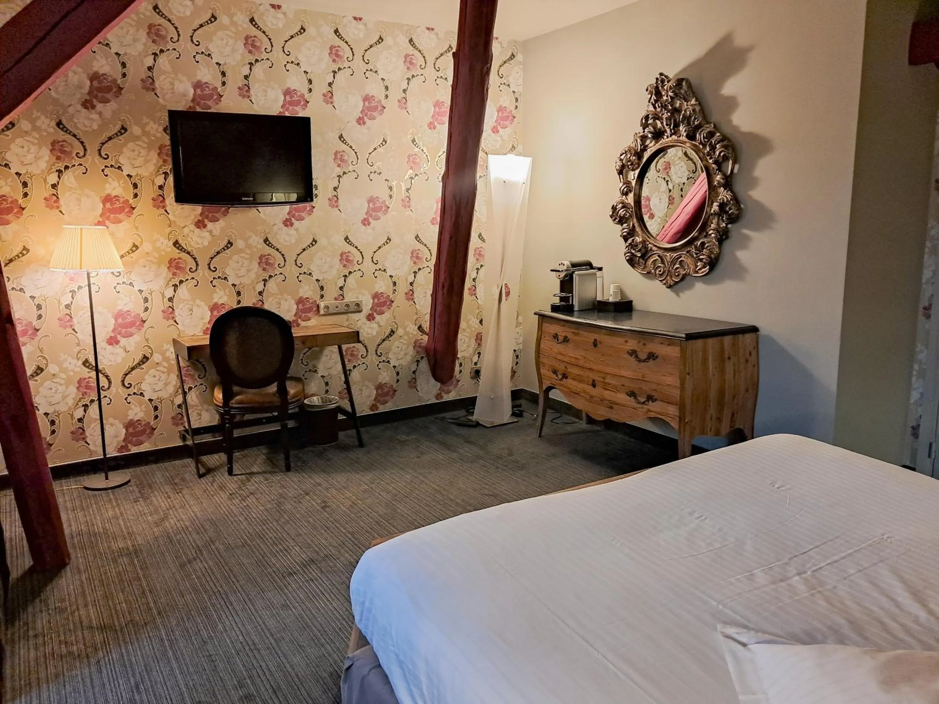 Photo of the whole room, Bed in Hôtel de Paris