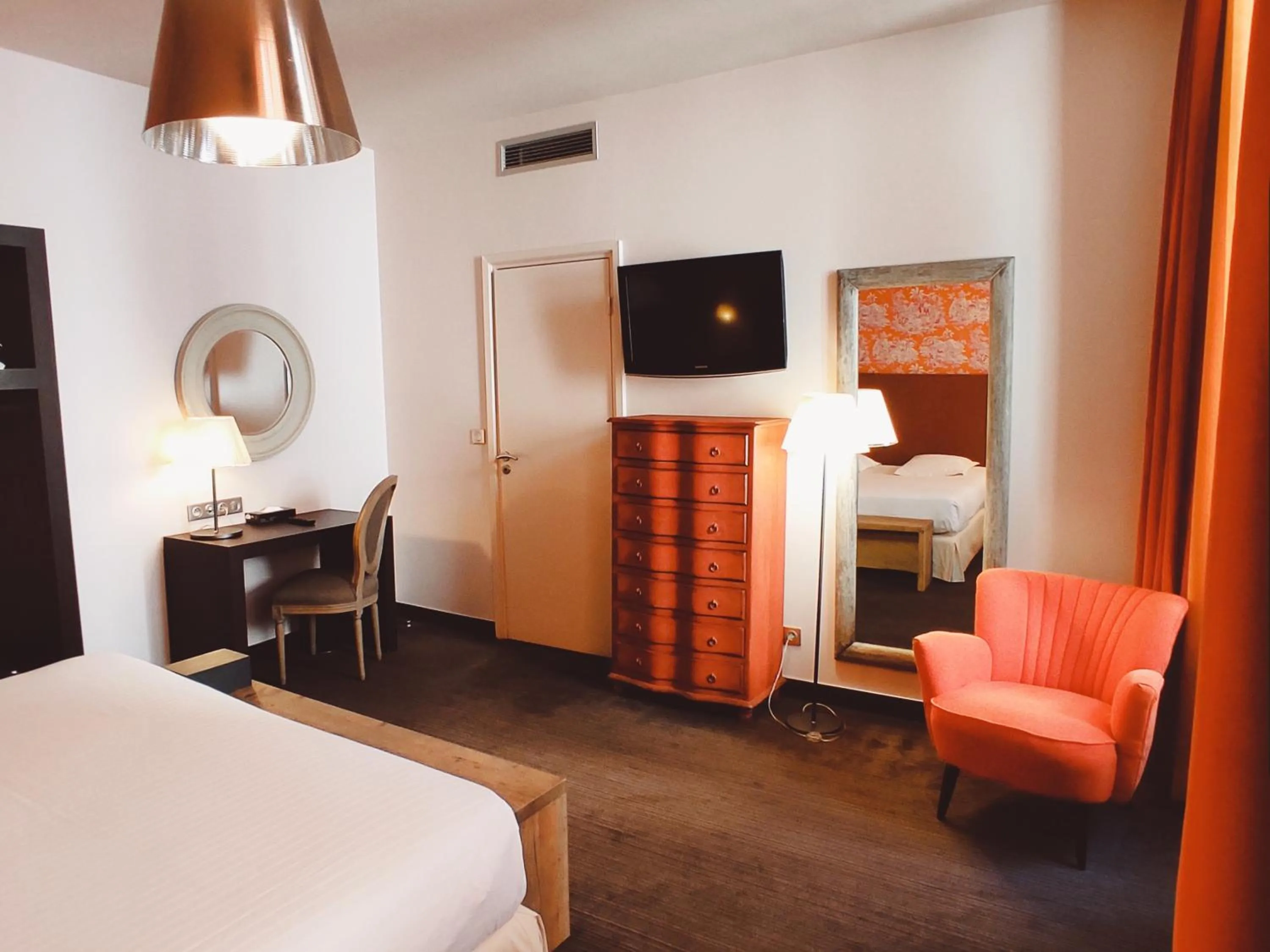 Photo of the whole room, Bed in Hôtel de Paris