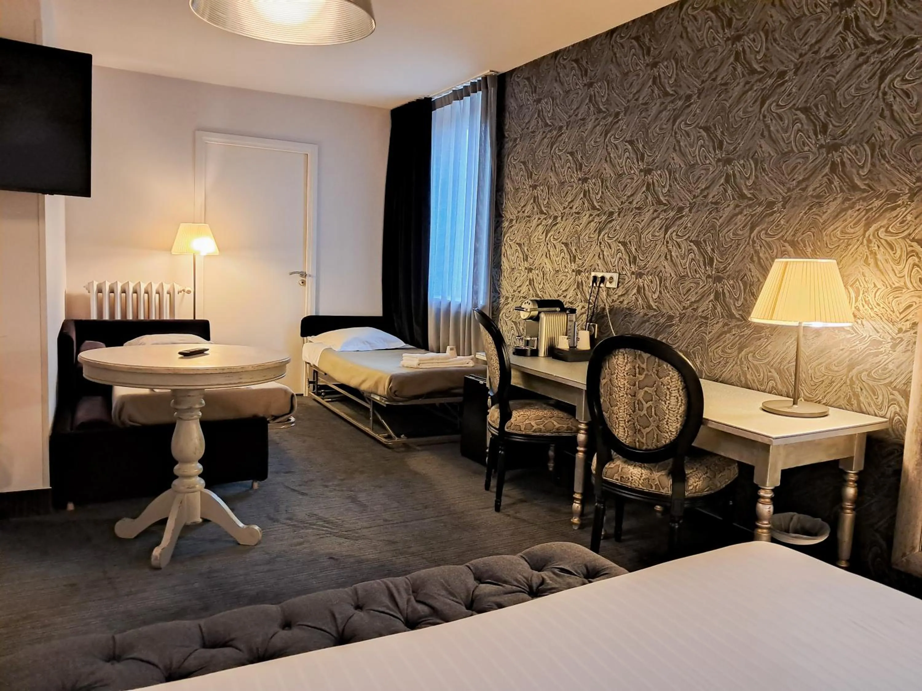 Photo of the whole room, Bed in Hôtel de Paris