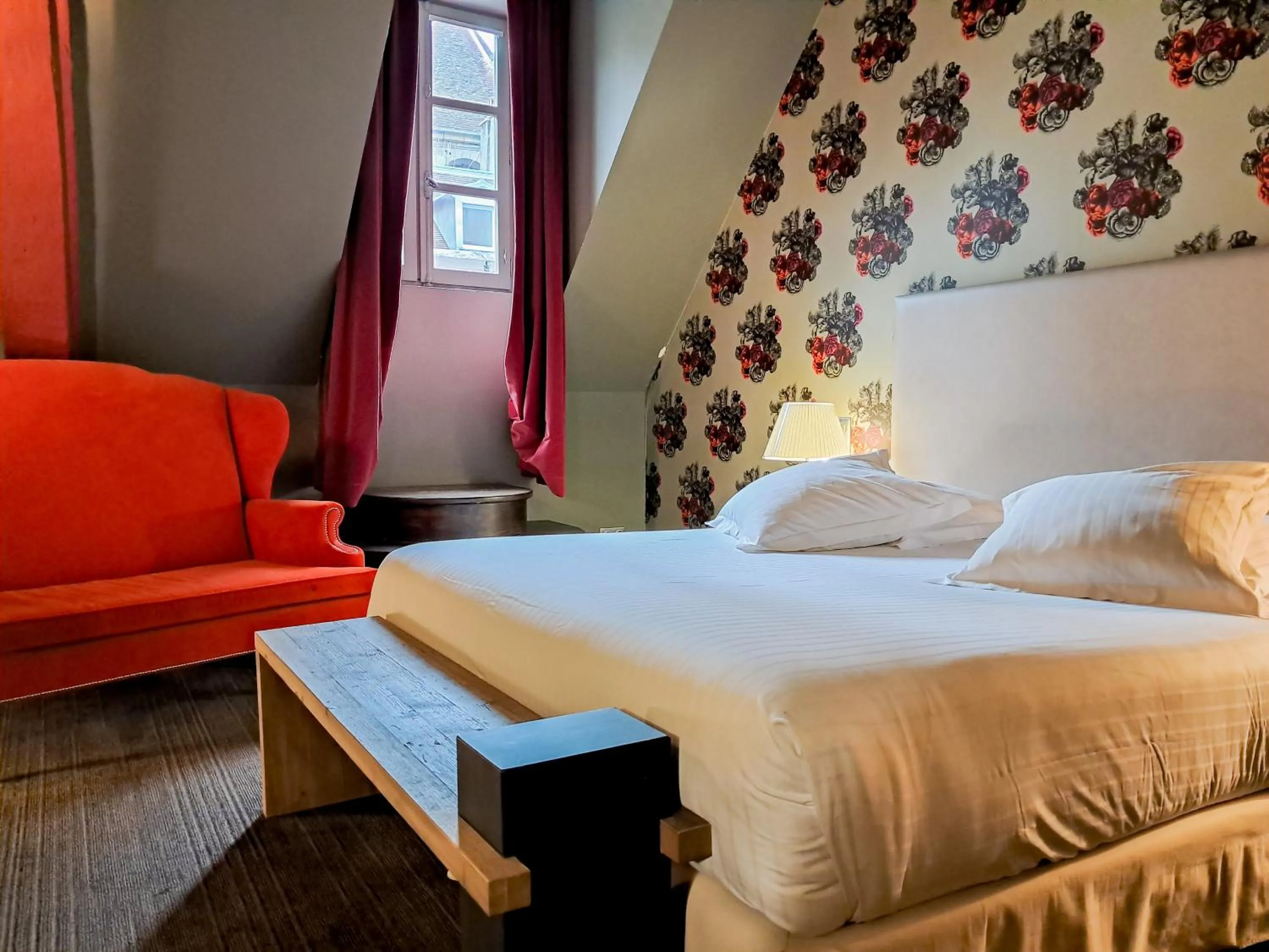 Photo of the whole room, Bed in Hôtel de Paris