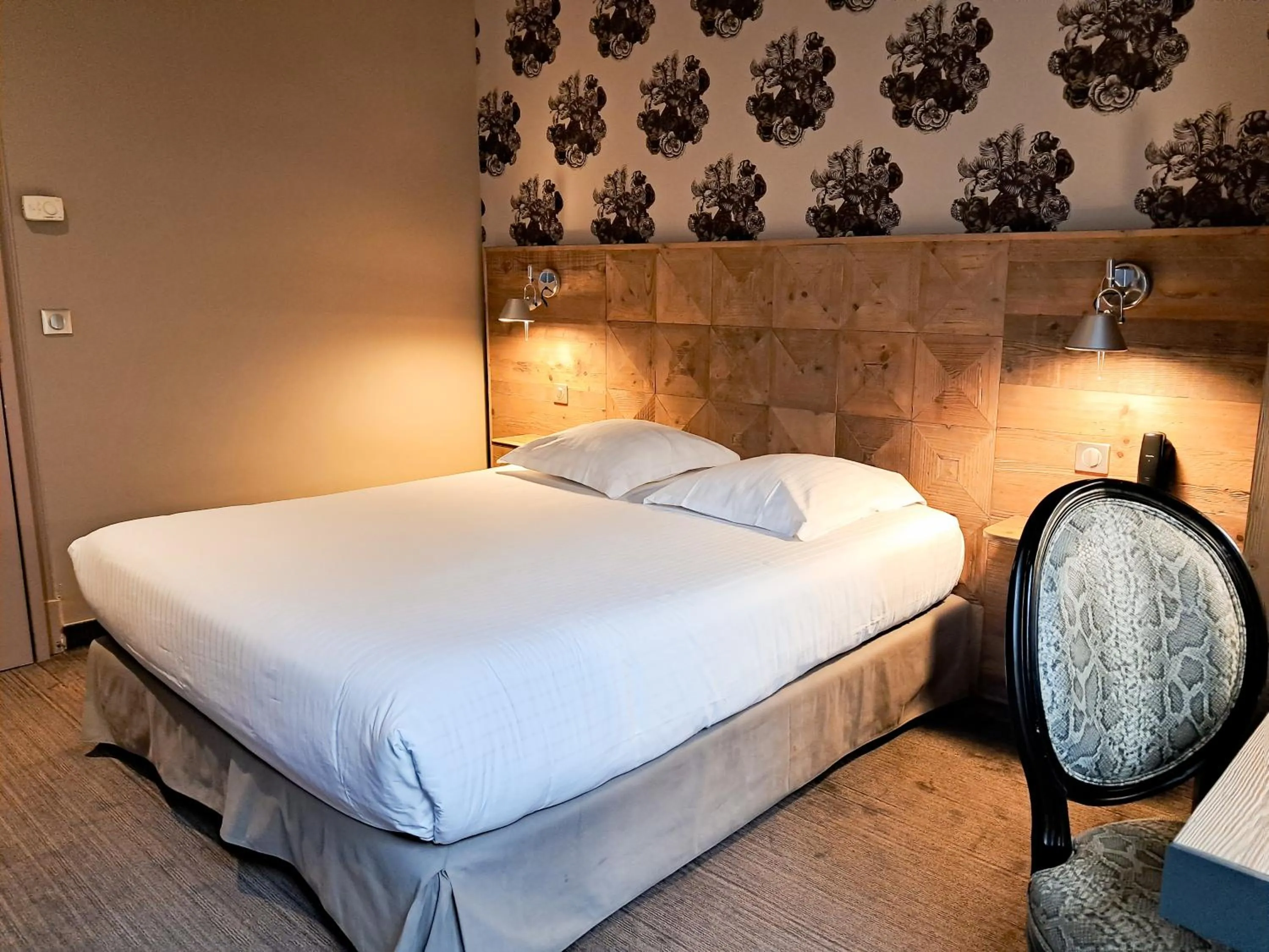 Photo of the whole room, Bed in Hôtel de Paris