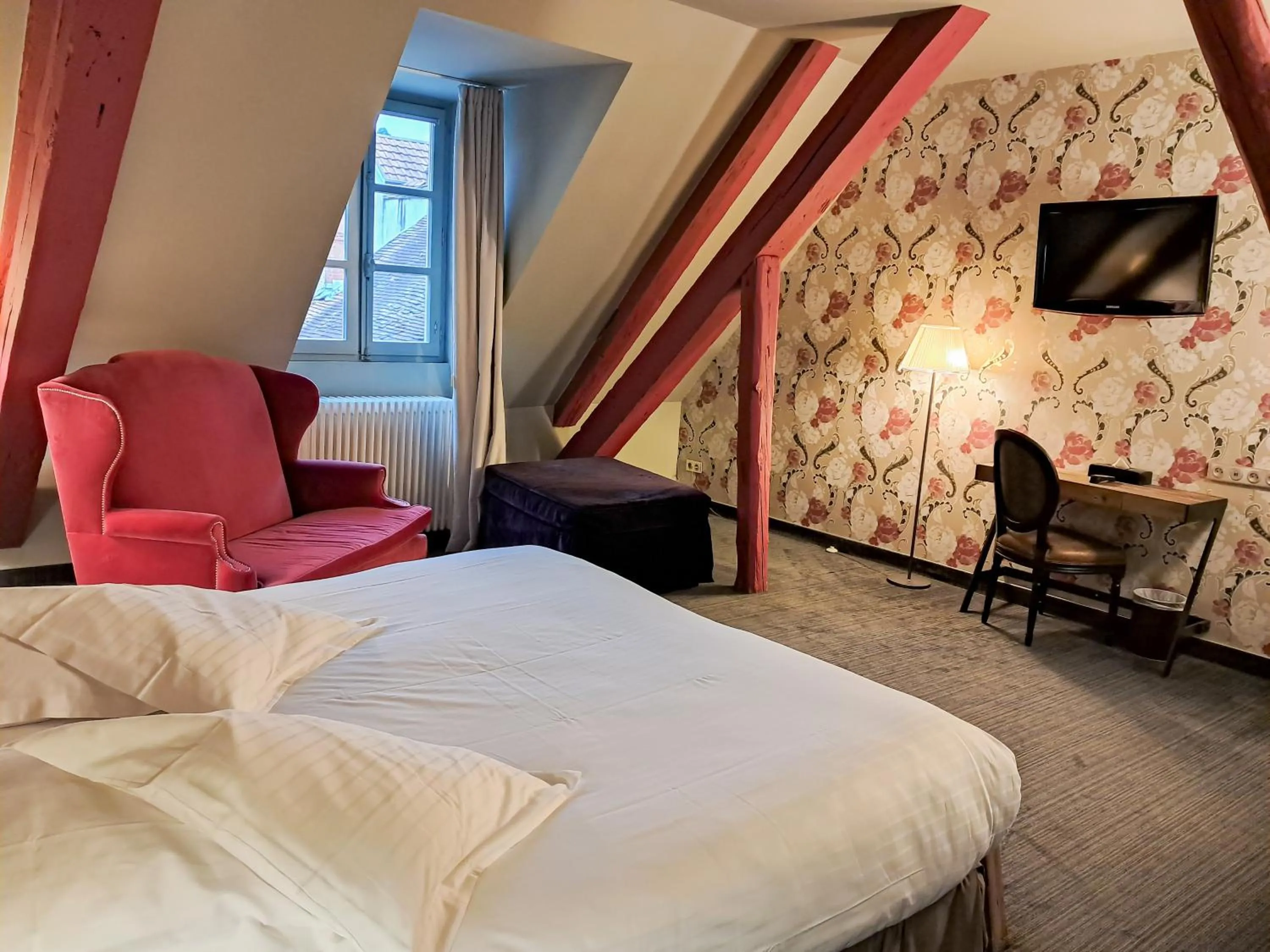 Photo of the whole room, Bed in Hôtel de Paris