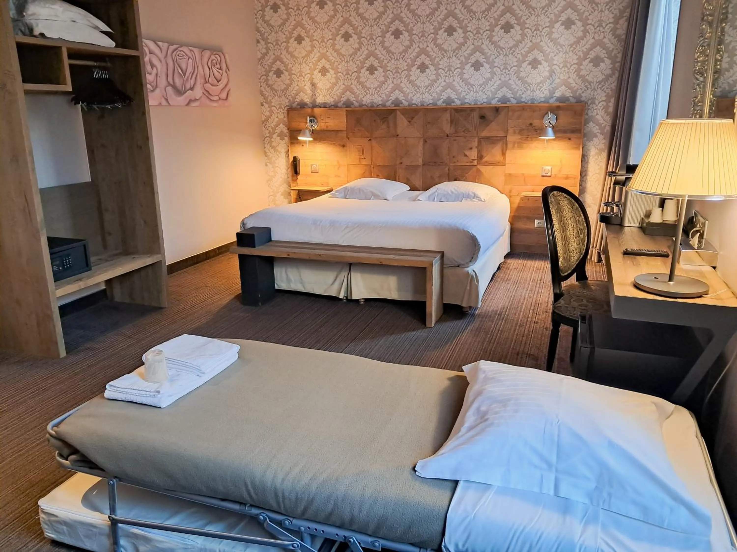 Photo of the whole room, Bed in Hôtel de Paris