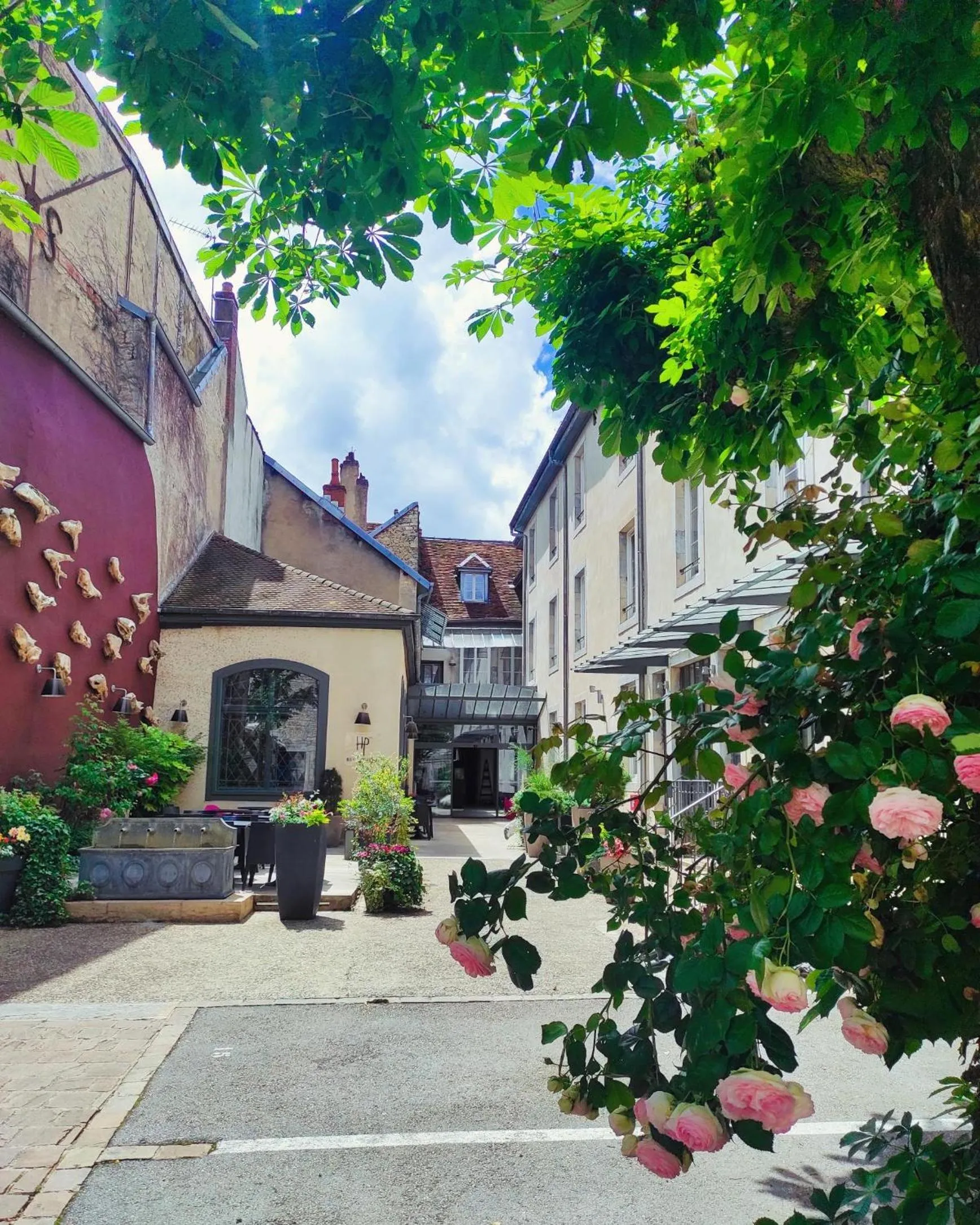 Inner courtyard view in Hôtel de Paris