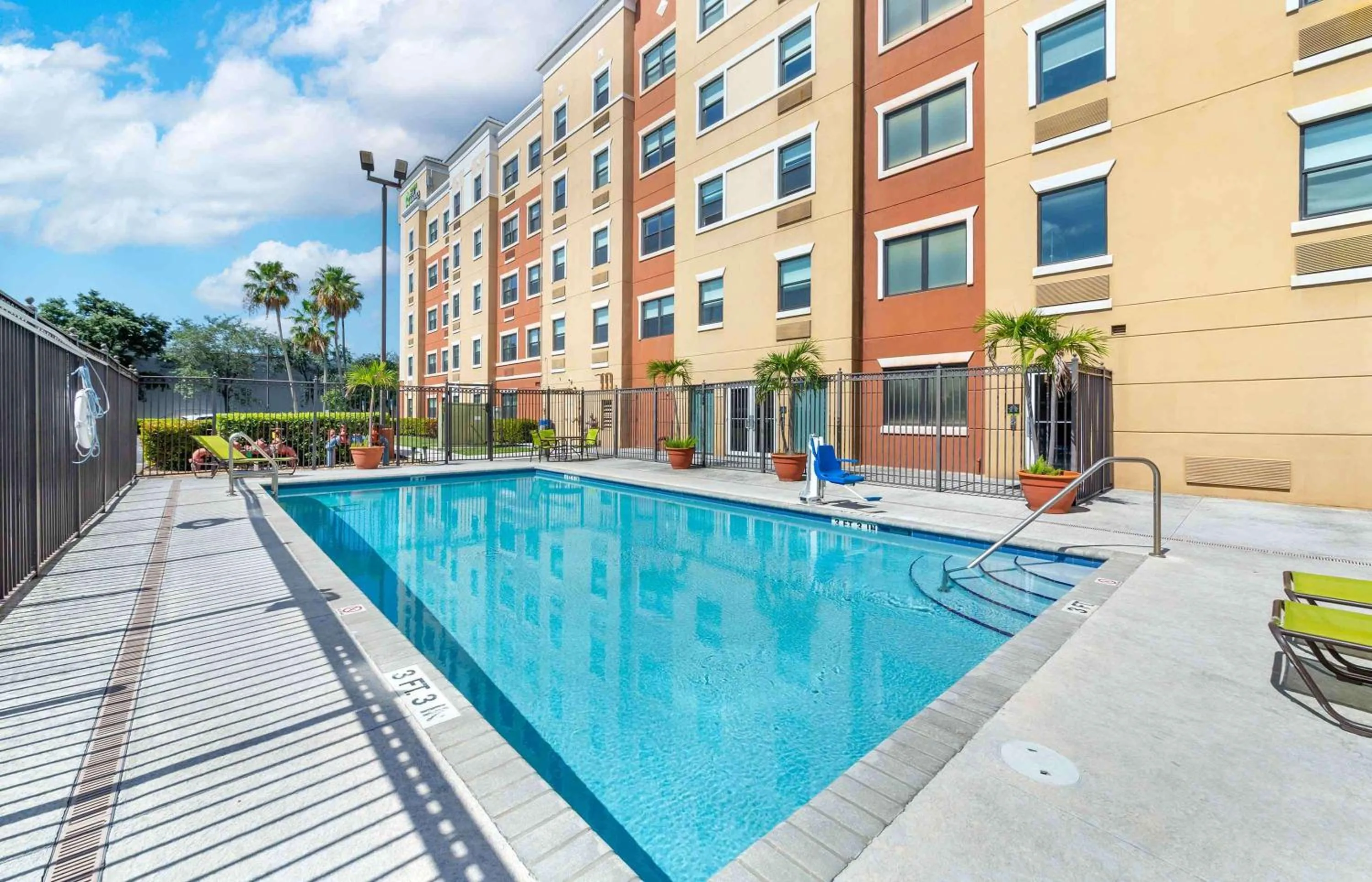 Pool view in Extended Stay America Premier Suites - Miami - Airport - Doral - 25th Street