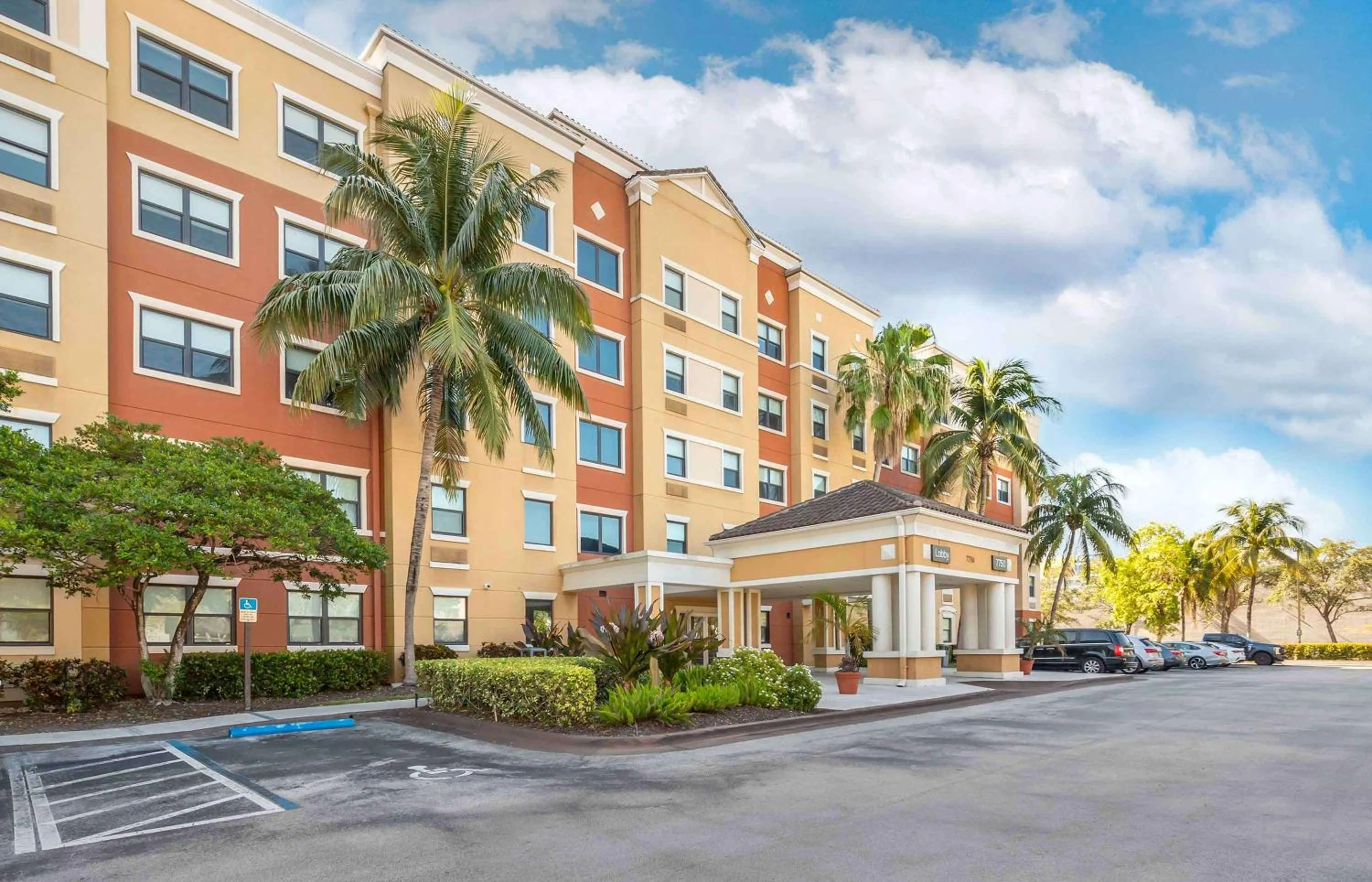 Property building in Extended Stay America Premier Suites - Miami - Airport - Doral - 25th Street