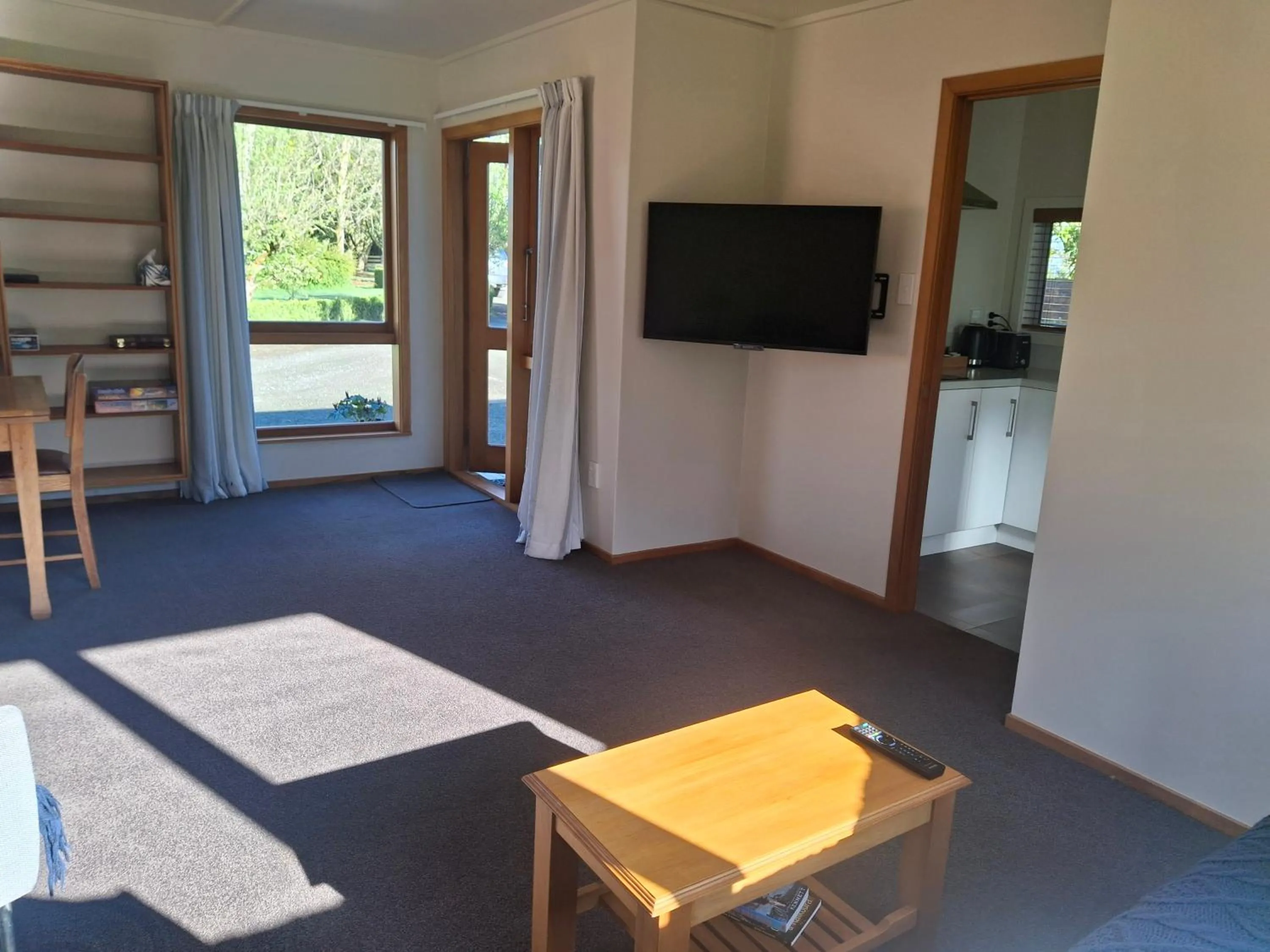 TV and multimedia in Magnolia Cottage B&B