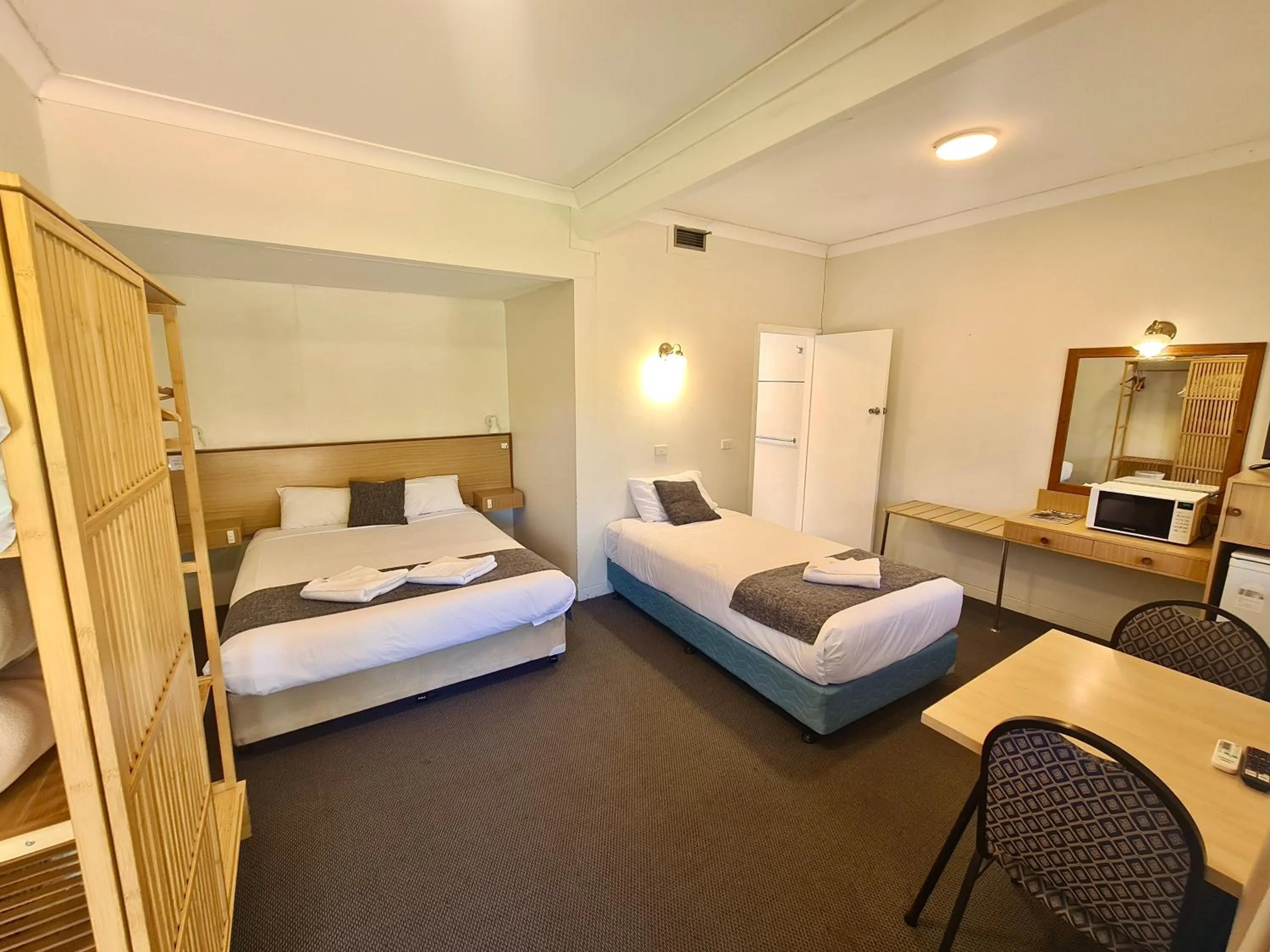 Photo of the whole room, Bed in Bridge Motel Wellington