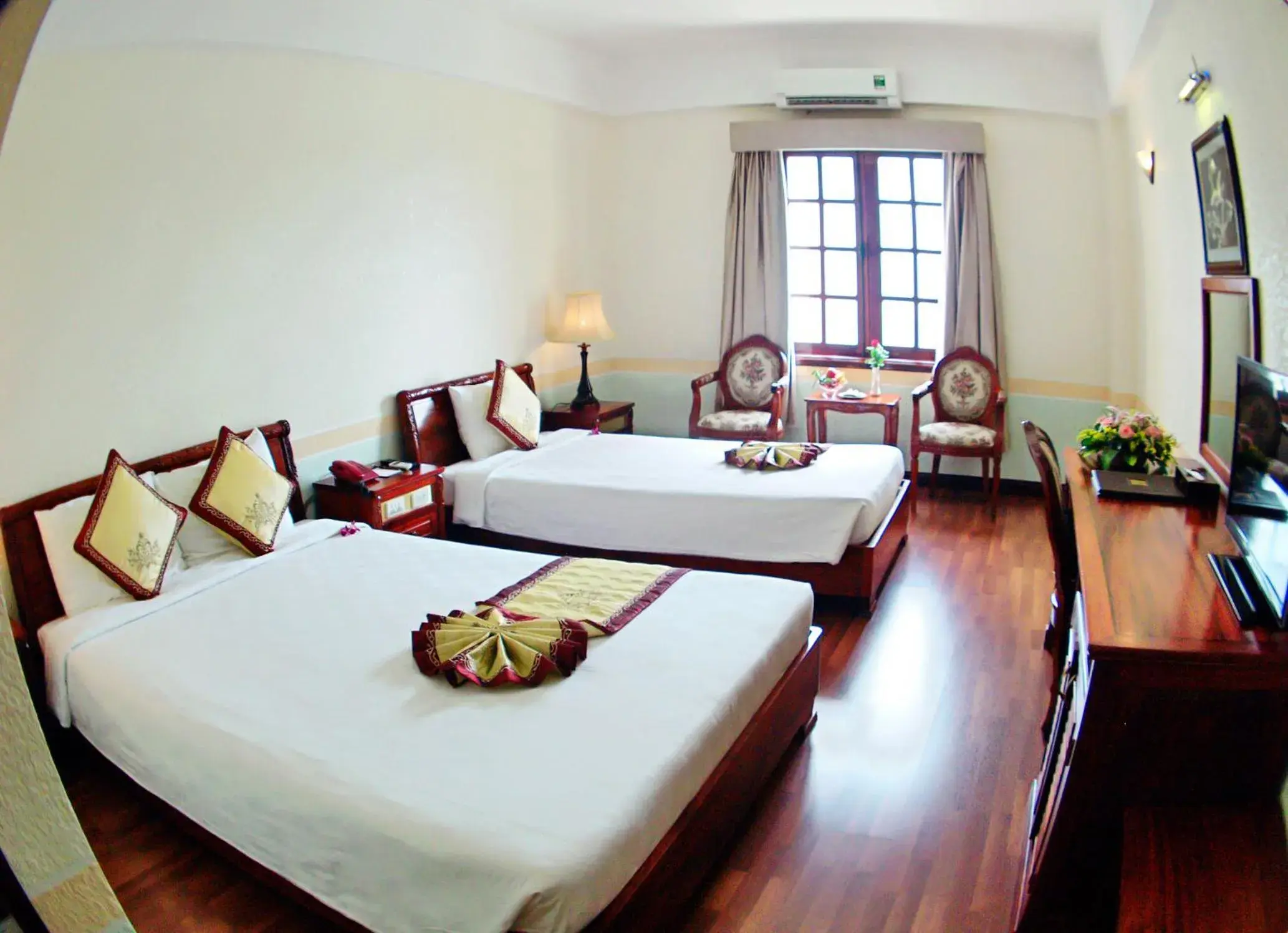 Deluxe Double Room (2 Adults + 1 Child) in NINH KIEU 2 HOTEL Deluxe Double Room (2 Adults + 1 Child) in NINH KIEU 2 HOTEL