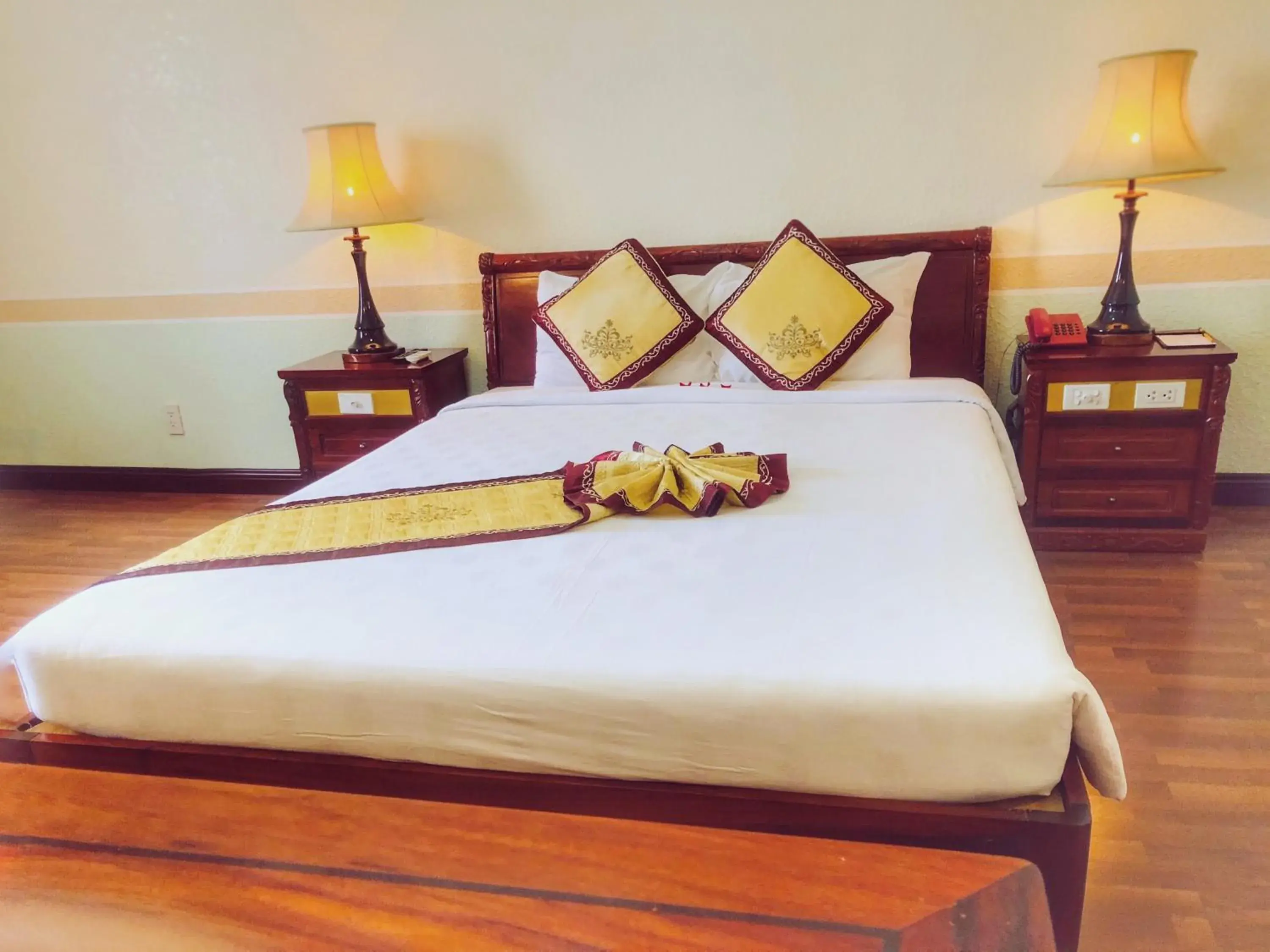 Large Double Room in NINH KIEU 2 HOTEL Large Double Room in NINH KIEU 2 HOTEL