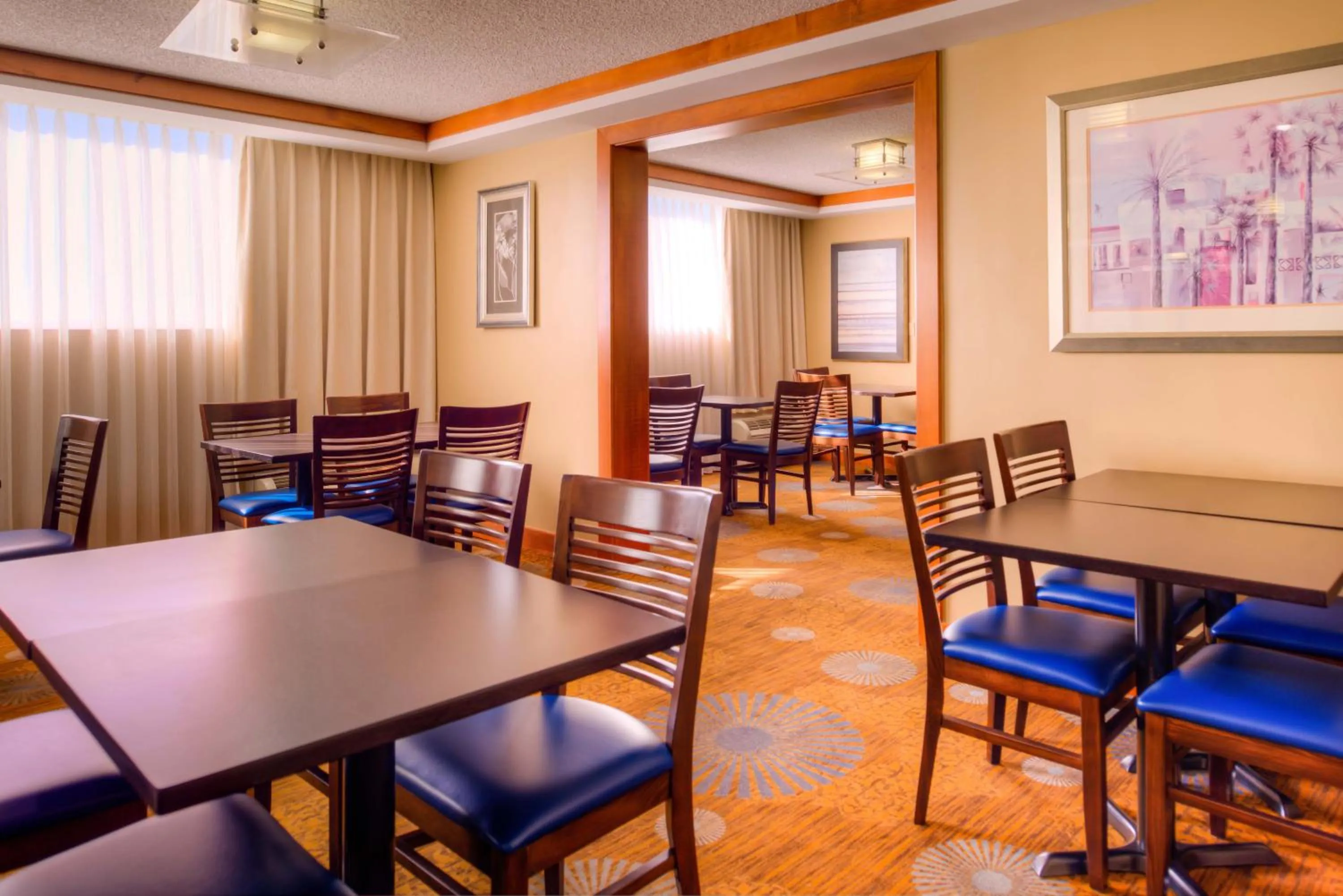 Communal lounge/ TV room, Restaurant/Places to Eat in DoubleTree by Hilton Hotel Tampa Airport-Westshore
