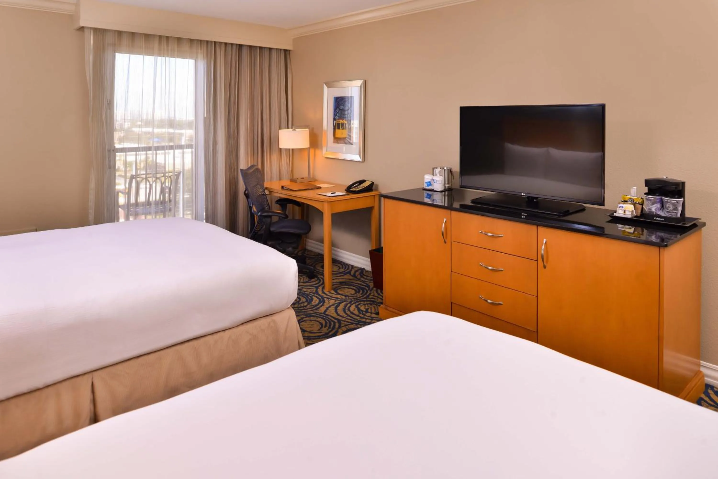 Bedroom, TV/Entertainment Center in DoubleTree by Hilton Hotel Tampa Airport-Westshore