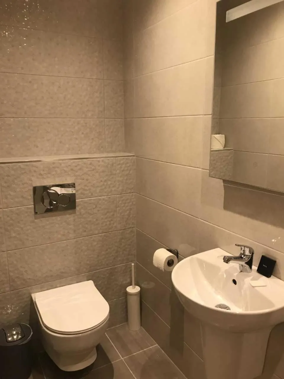 Bathroom in The Enniskillen Hotel and Motel