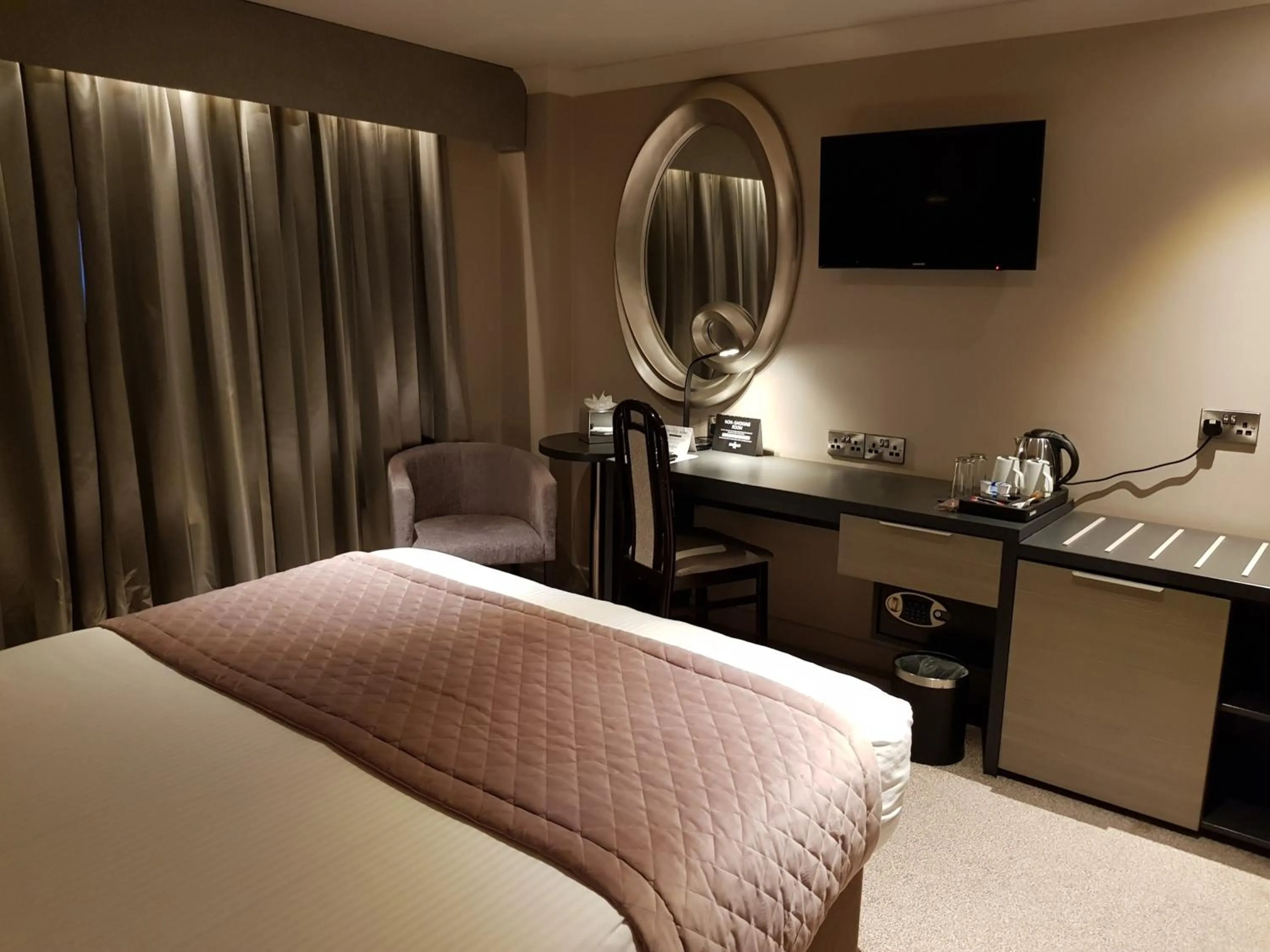 Bedroom, Bed in The Enniskillen Hotel and Motel