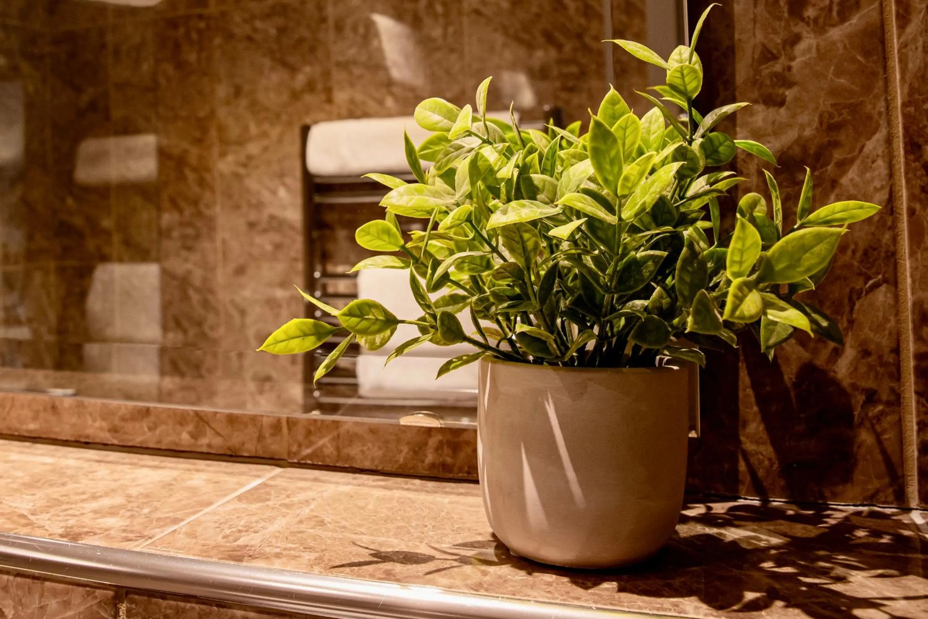 Bathroom in The Enniskillen Hotel and Motel