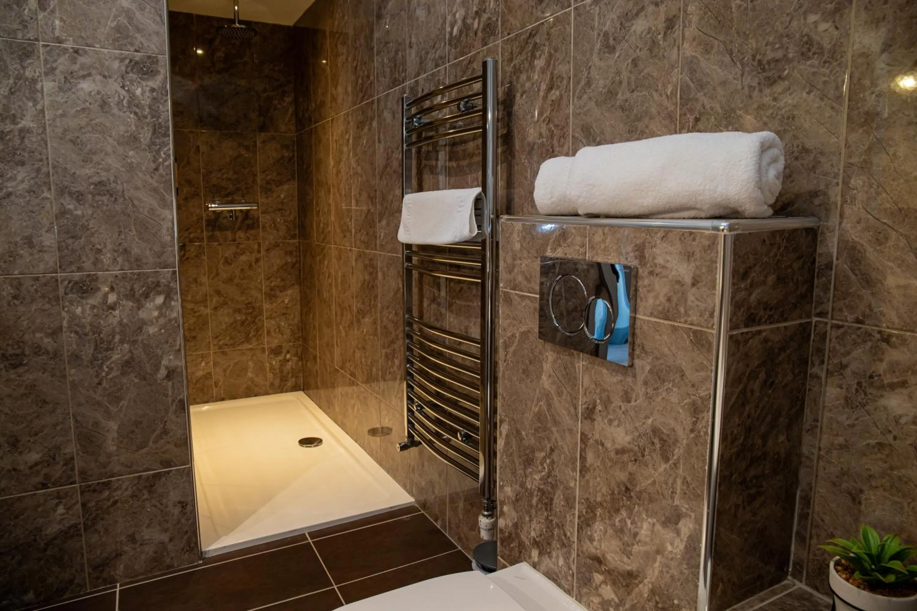 Shower in The Enniskillen Hotel and Motel