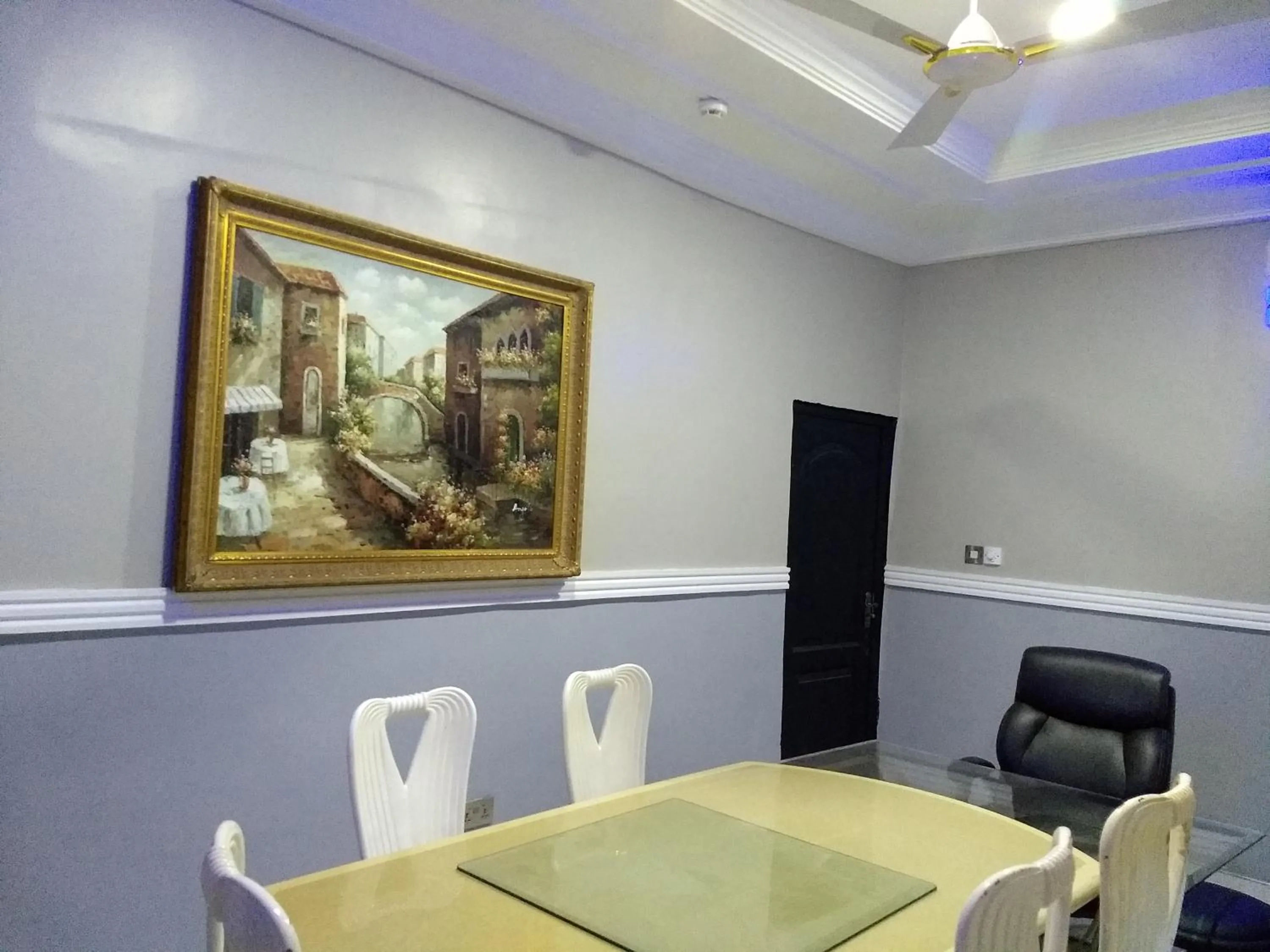 Dining area in The Winford Boutique Hotel Achimota