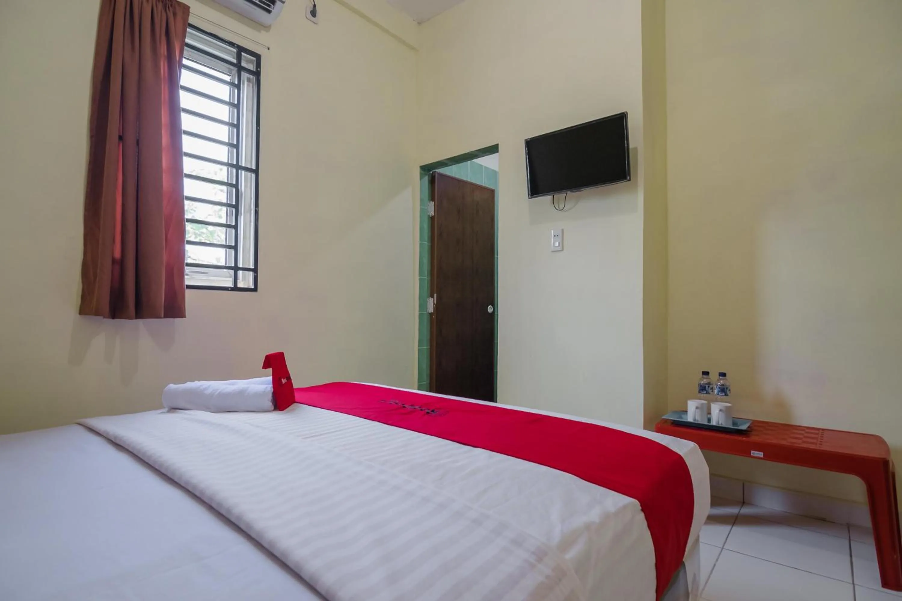 Bedroom, Bed in RedDoorz near Politeknik Negeri Medan