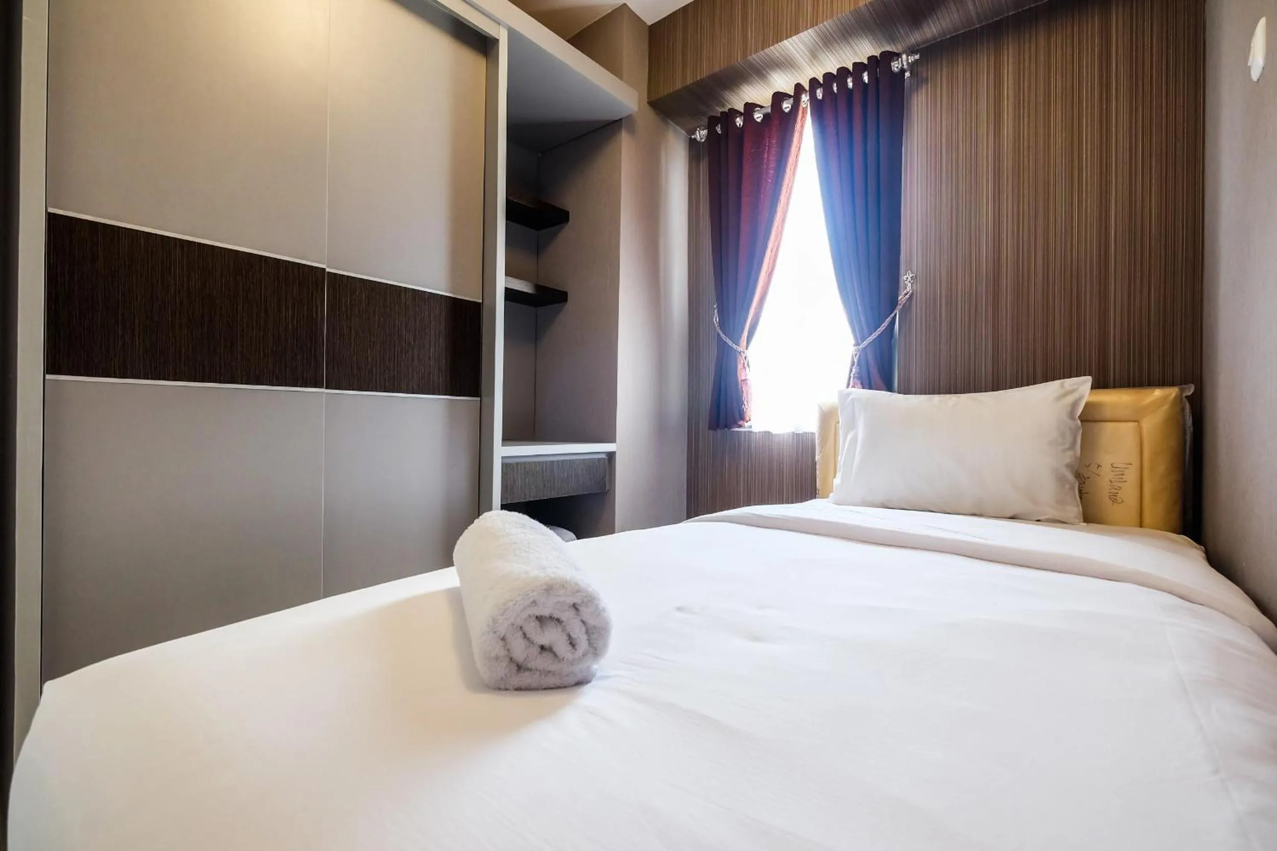 Bedroom, Bed in Modern and Comfort 2BR Bassura City Apartment By Travelio