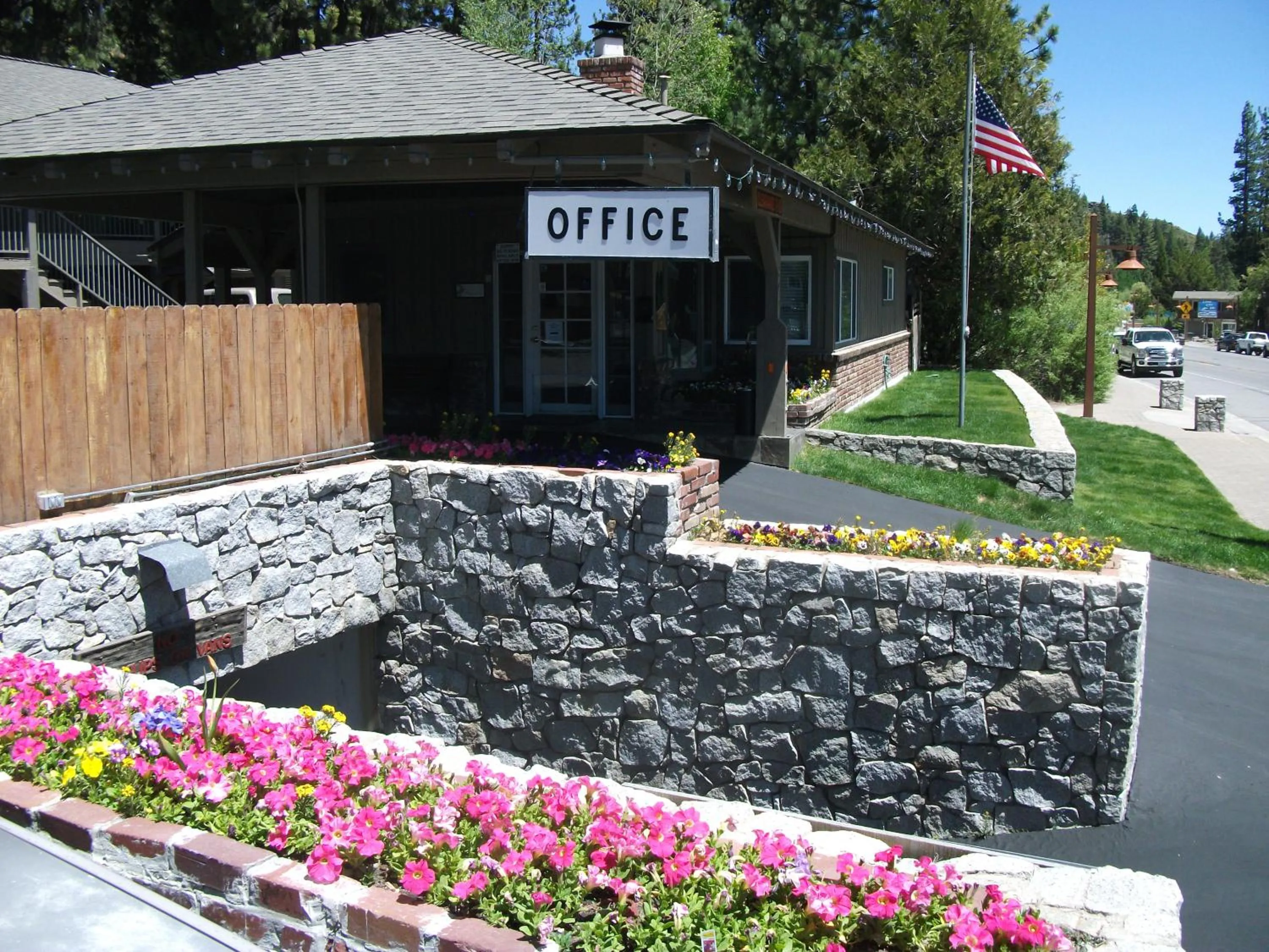 Facade/entrance in Pepper Tree Inn Tahoe City