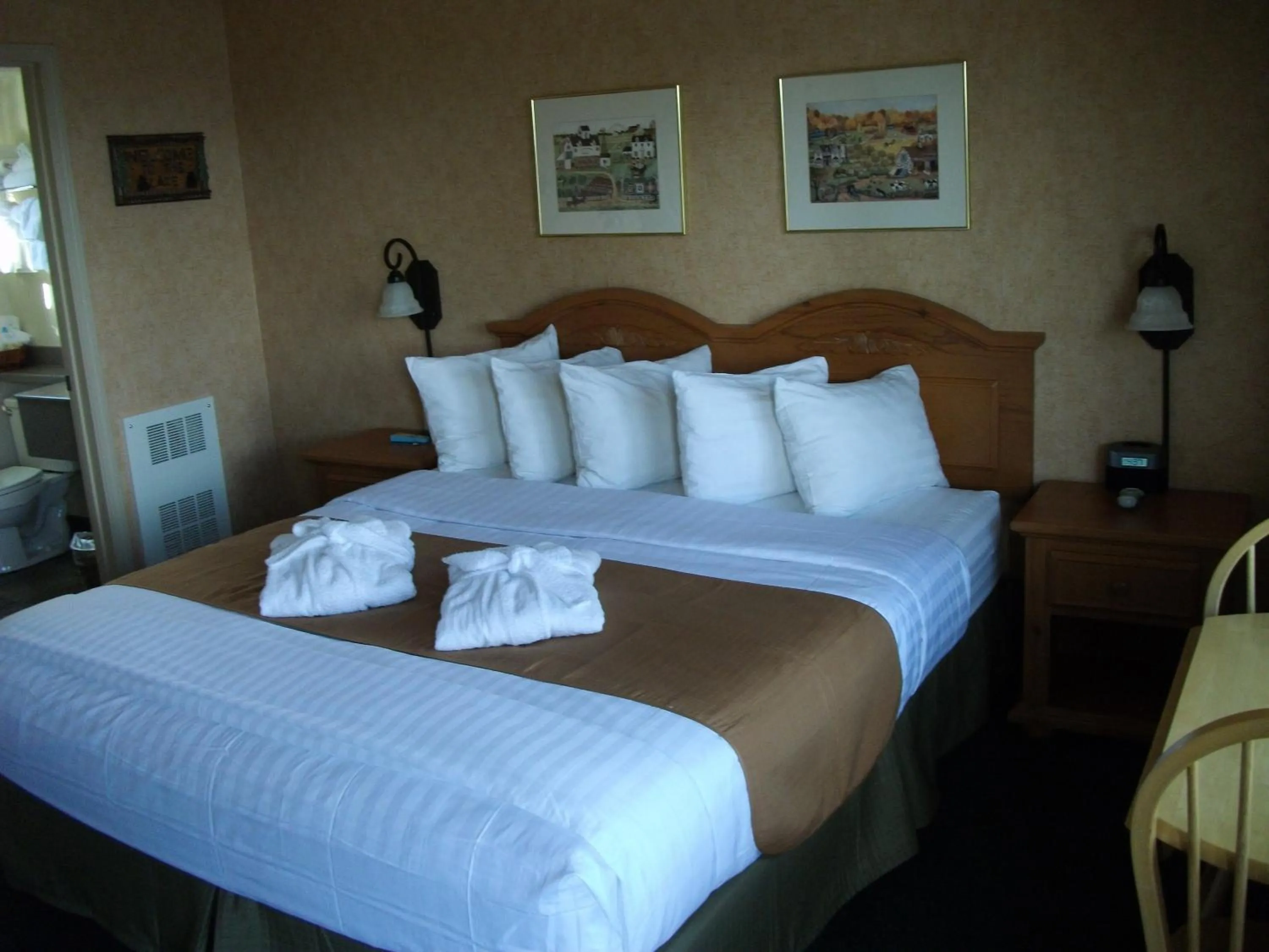 Photo of the whole room, Bed in Pepper Tree Inn Tahoe City
