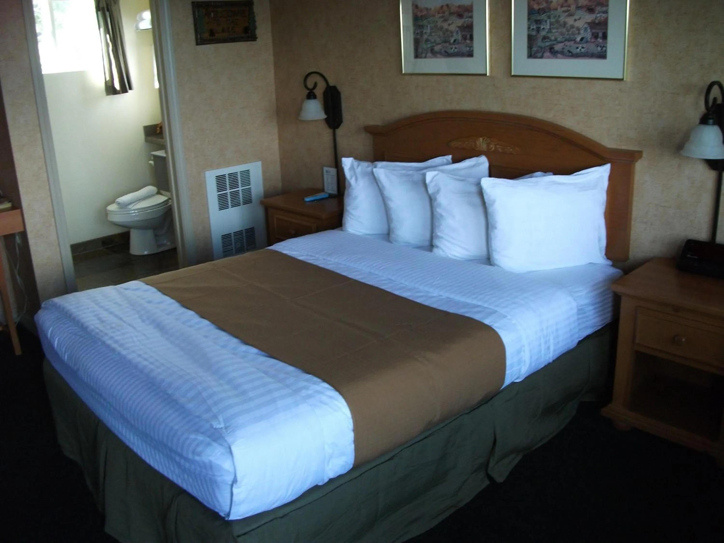 Photo of the whole room, Bed in Pepper Tree Inn Tahoe City