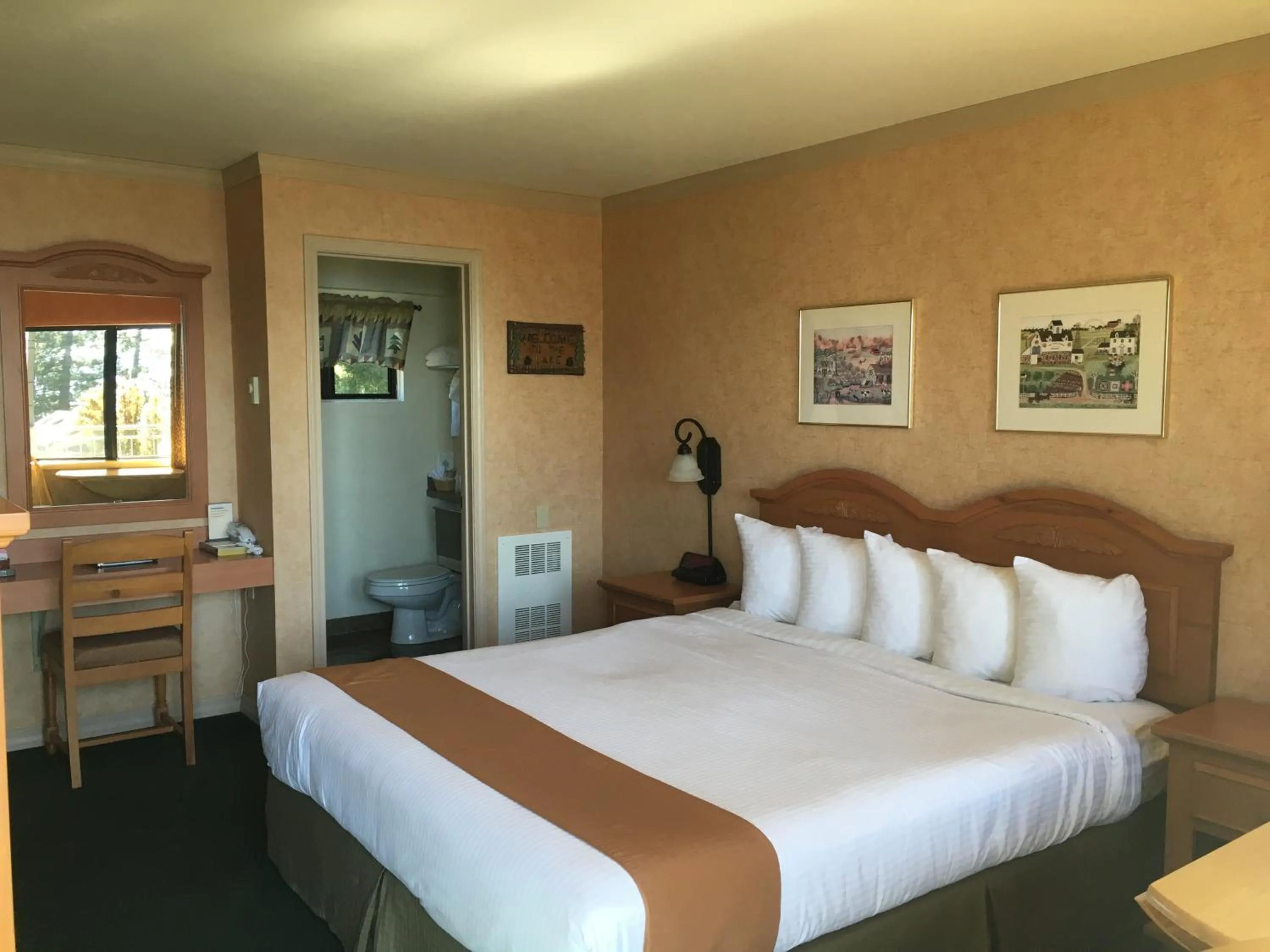 Photo of the whole room, Bed in Pepper Tree Inn Tahoe City