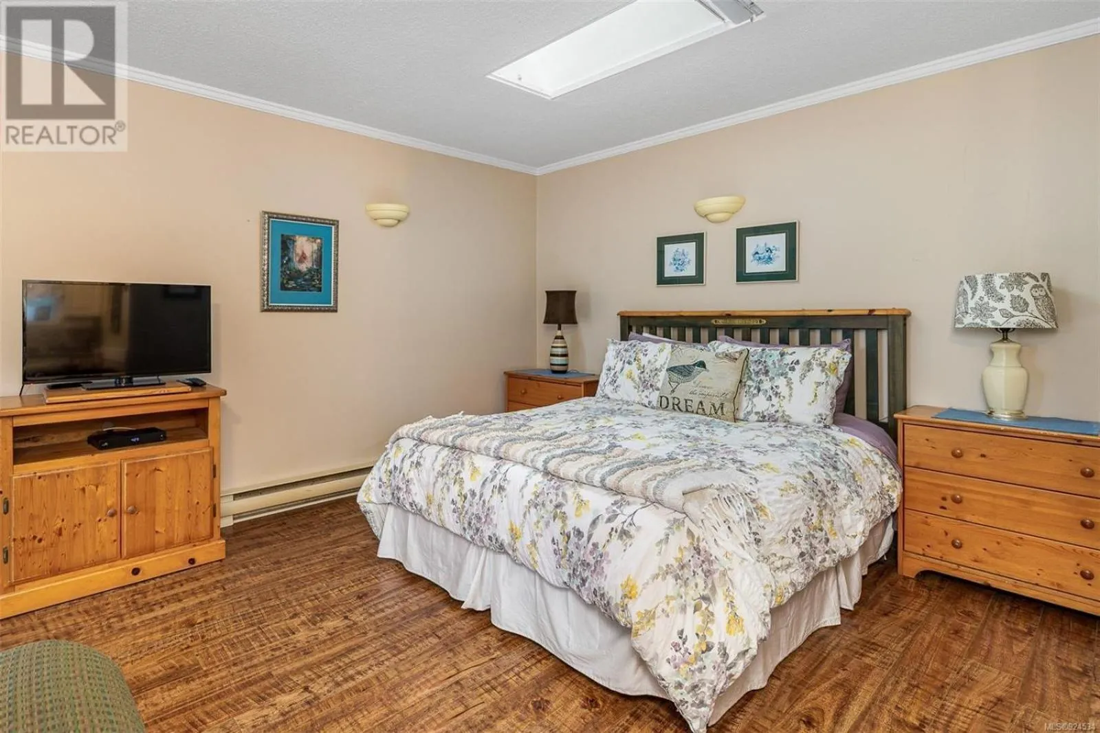 Bed in Salty Towers Ocean Front Cottages