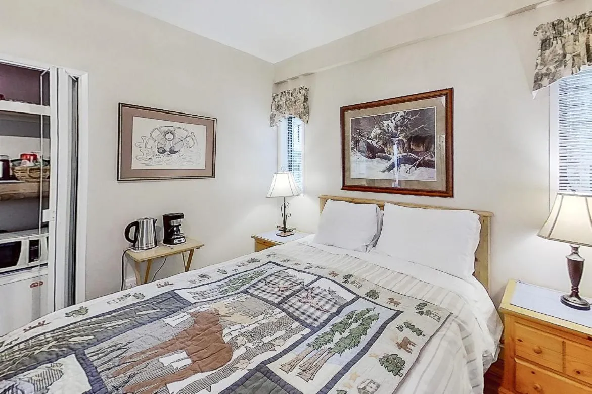 Bed in Salty Towers Ocean Front Cottages