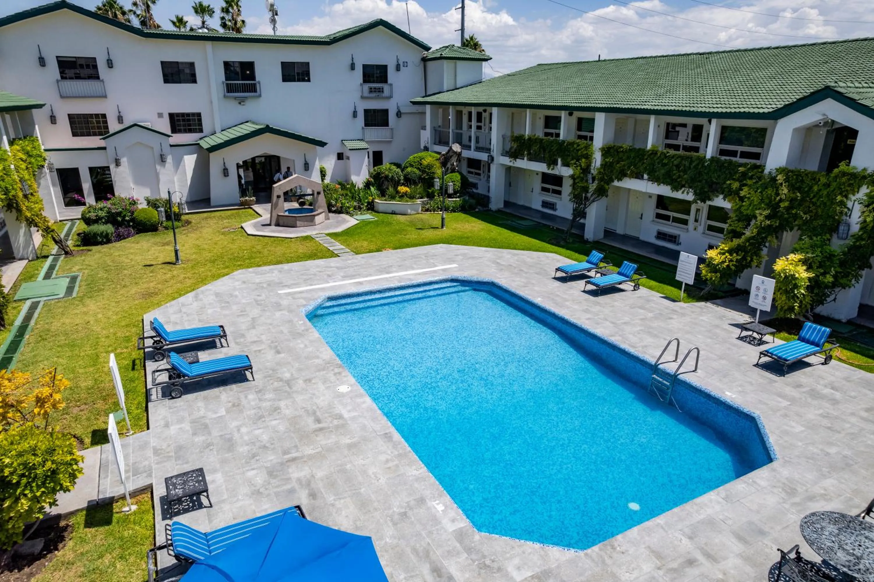 Swimming pool in Quinta Dorada Hotel & Suites
