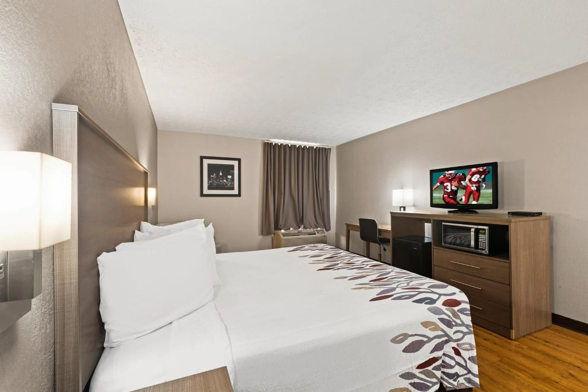 Photo of the whole room, Bed in Red Roof Inn & Suites Newnan