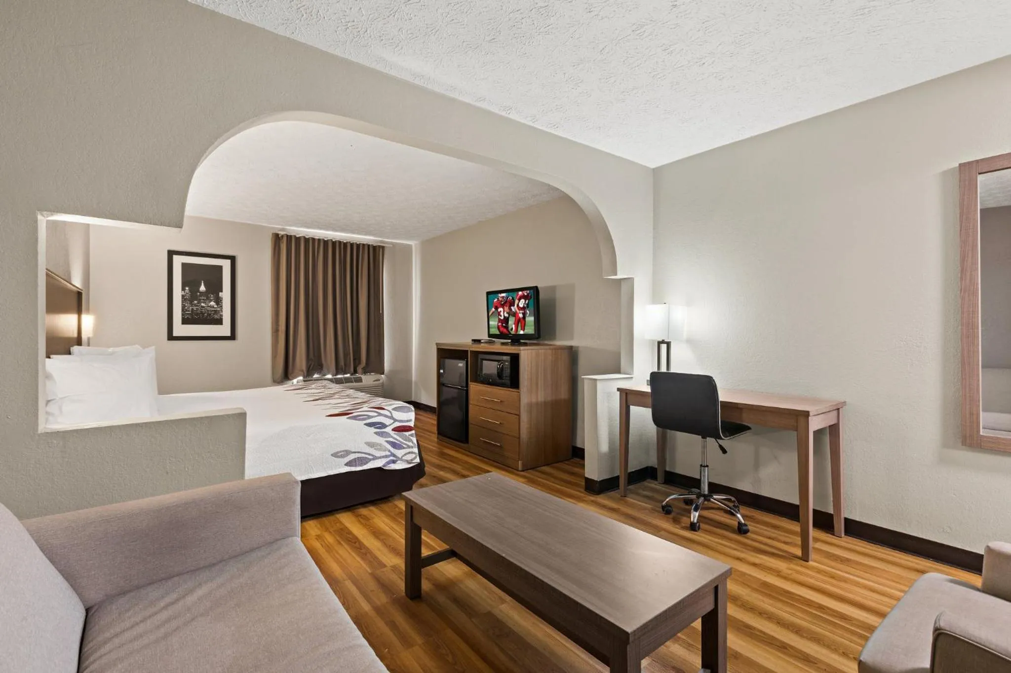 Bedroom, Bed in Red Roof Inn & Suites Newnan