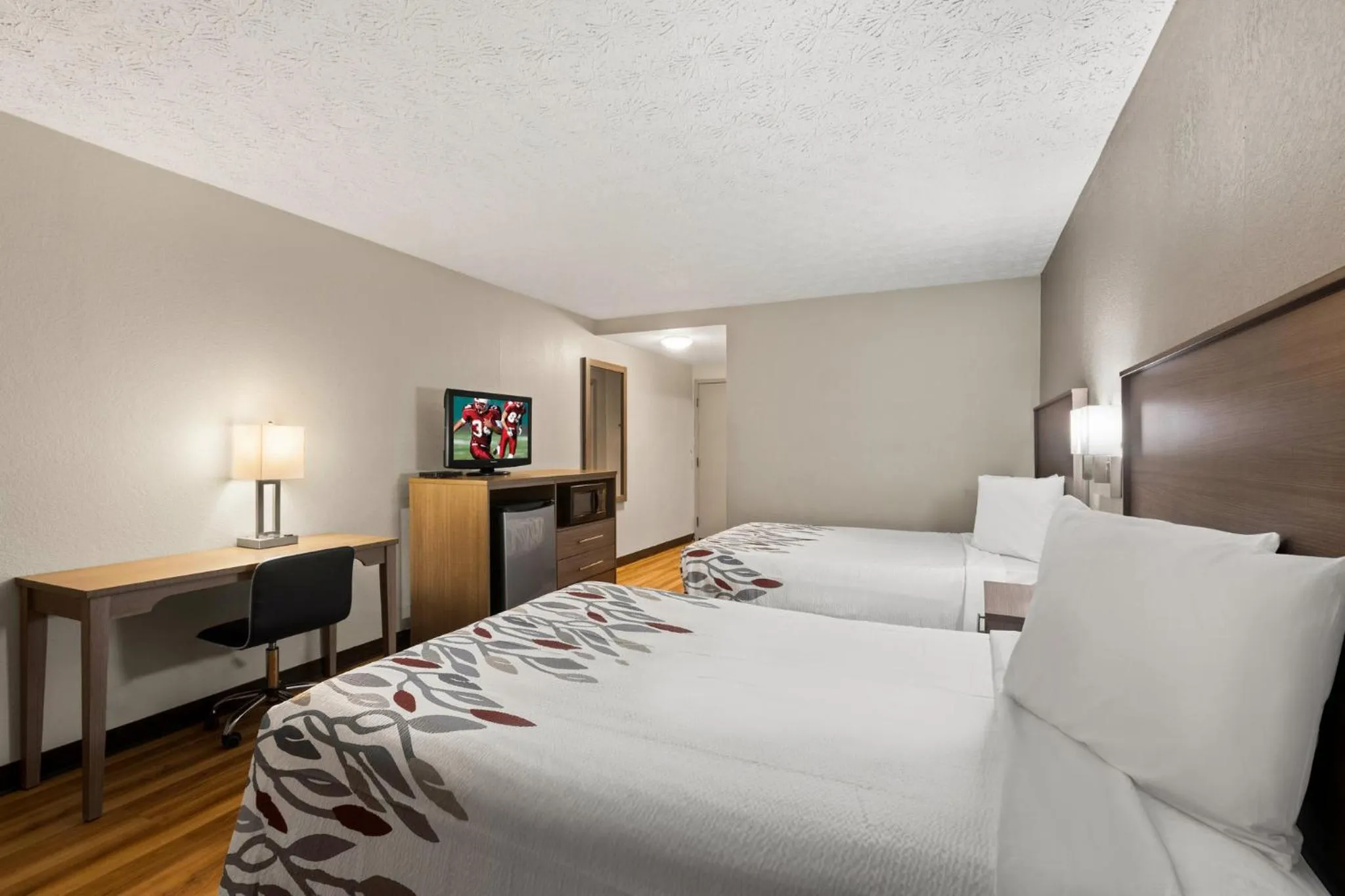 Photo of the whole room, Bed in Red Roof Inn & Suites Newnan