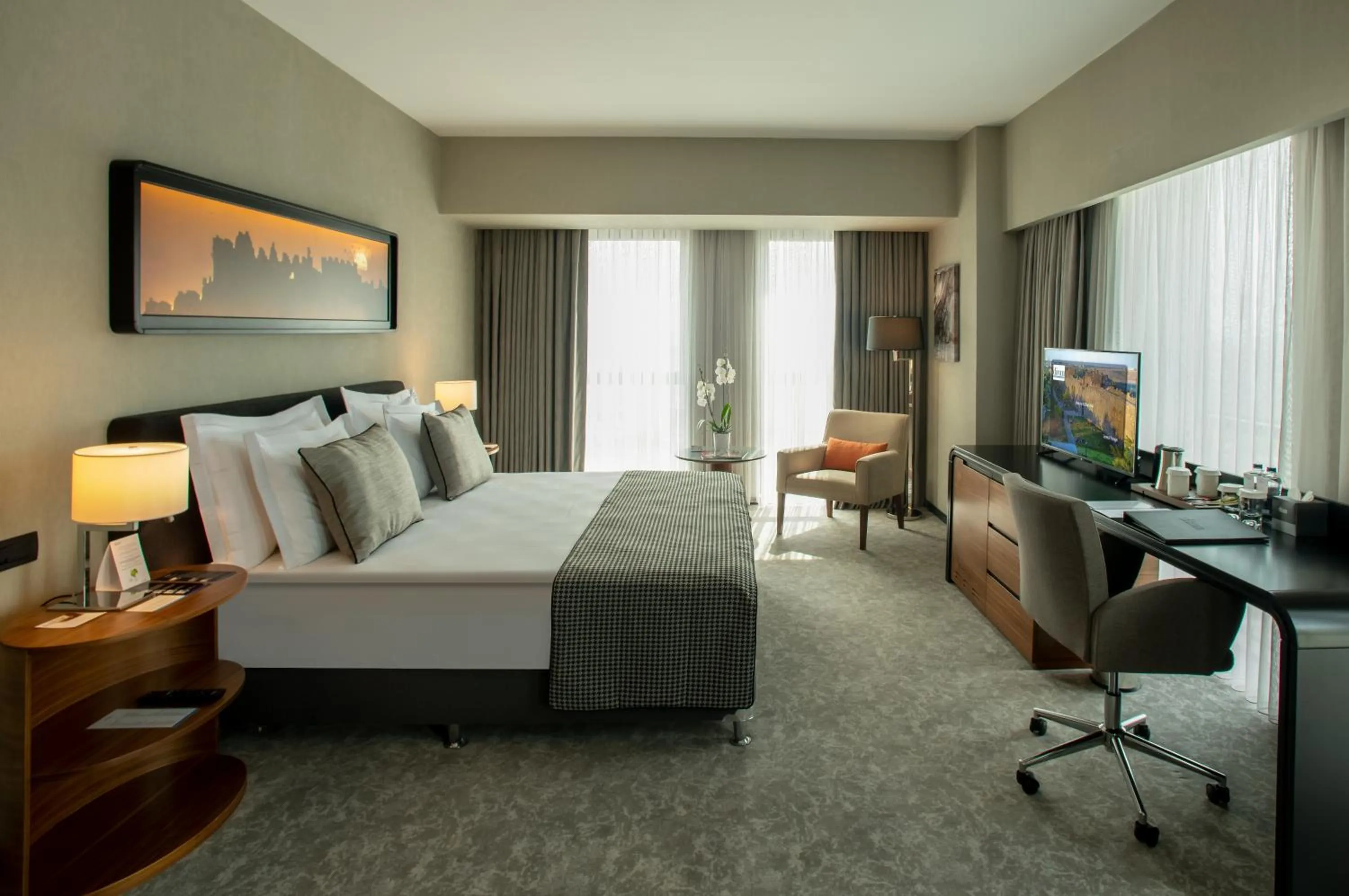 Photo of the whole room, Bed in Movenpick Diyarbakir