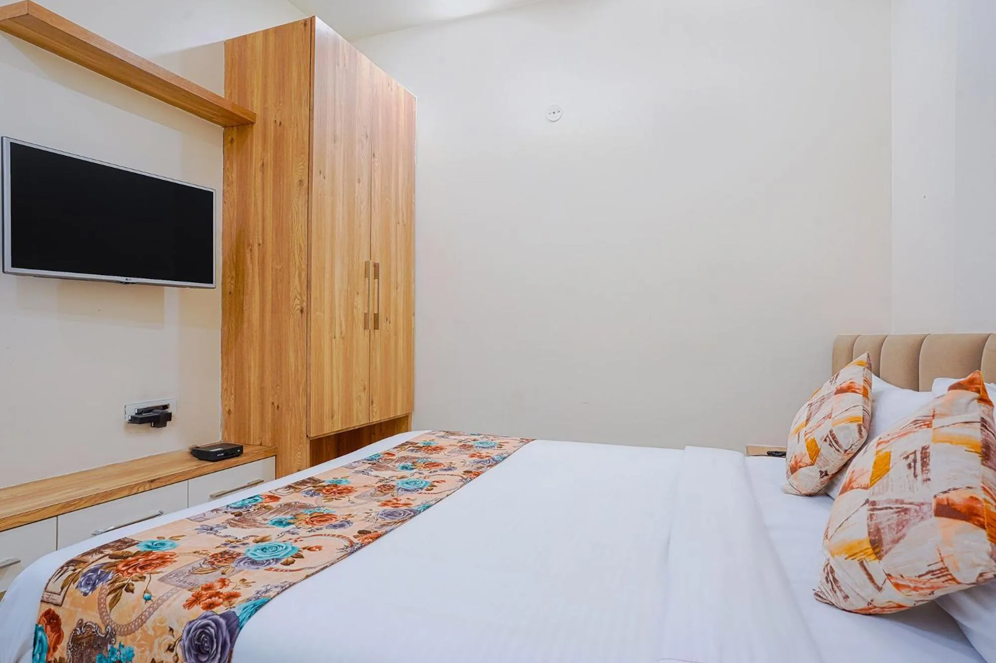 Bed in FabHotel Jwel Palace