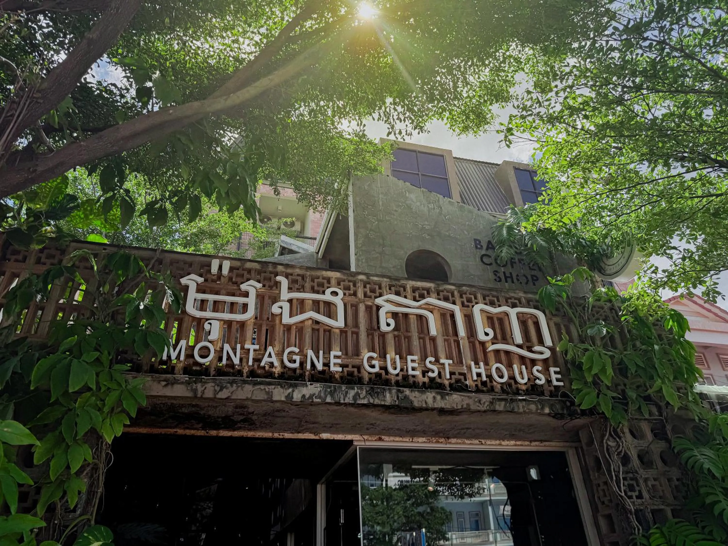 Property building in Montagne Regency