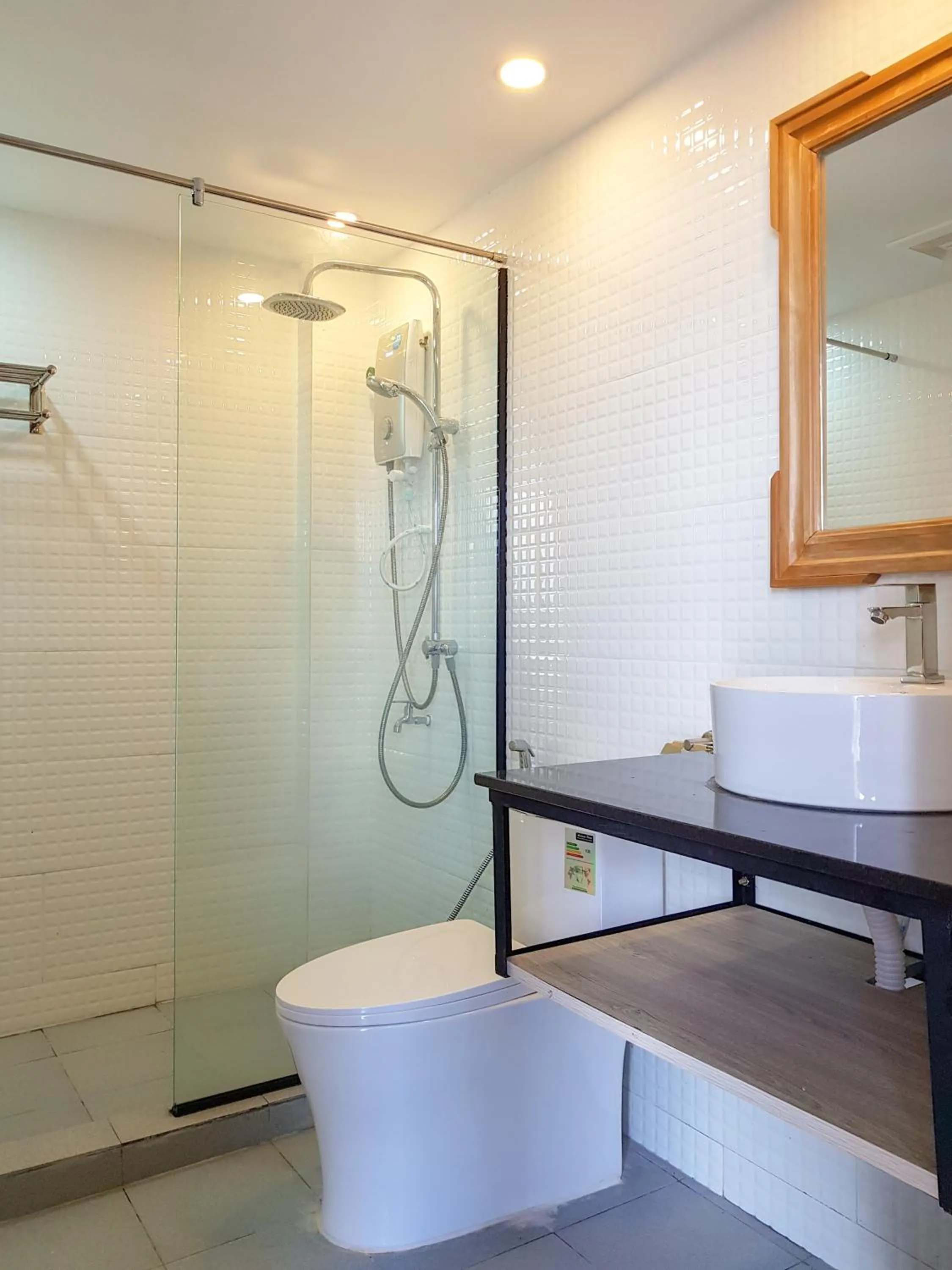 Shower in Montagne Regency