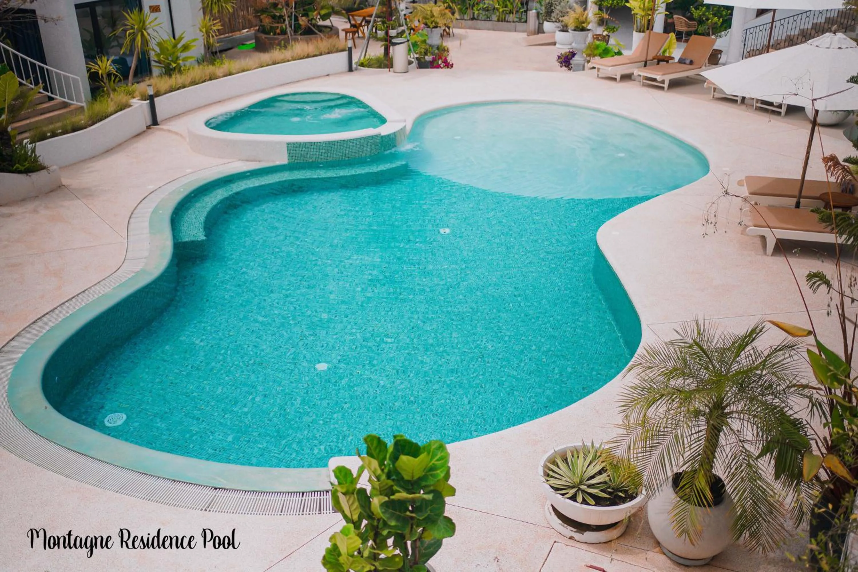 Swimming pool in Montagne Regency