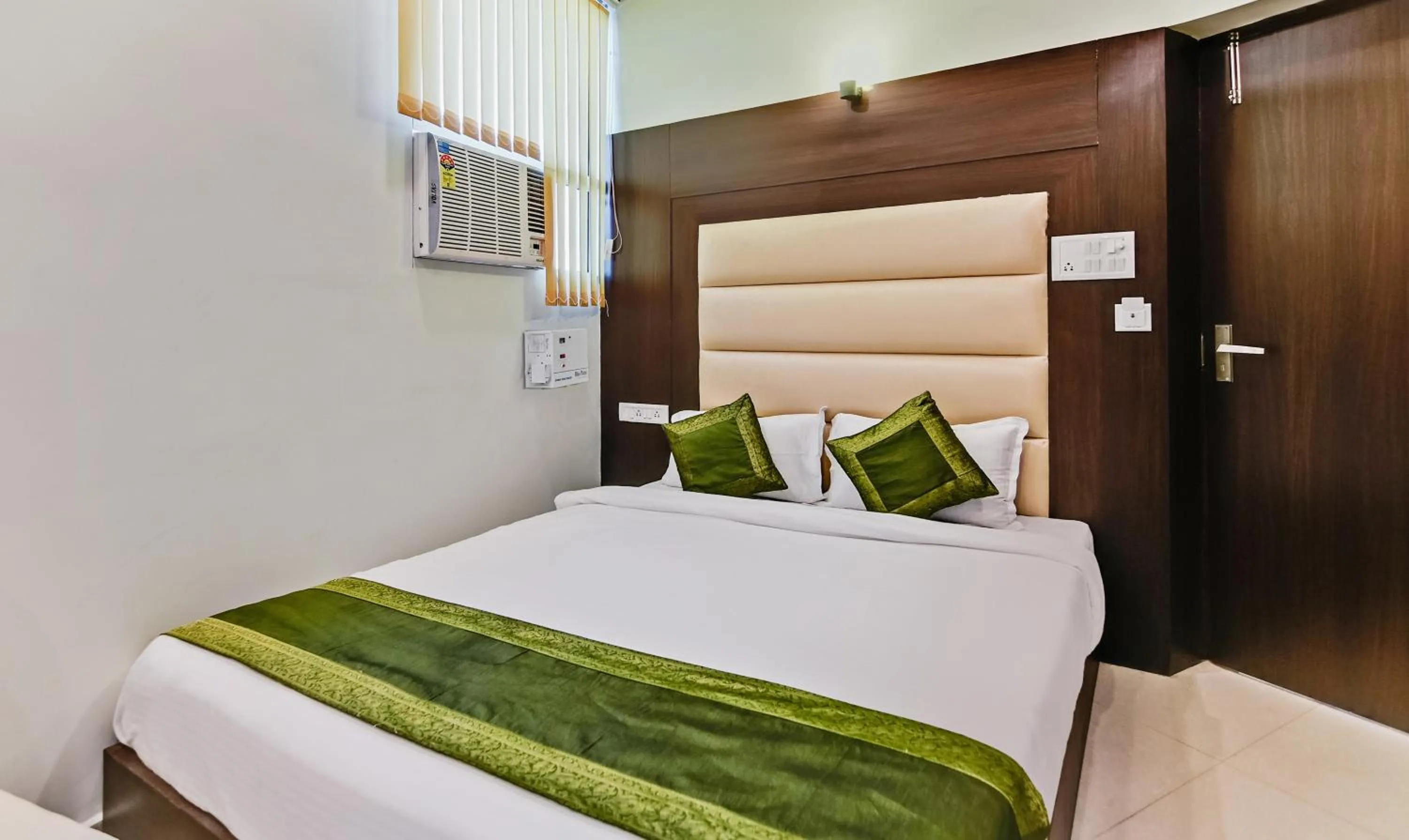 Bedroom, Bed in Treebo Resto- Near Lucknow Railway Station