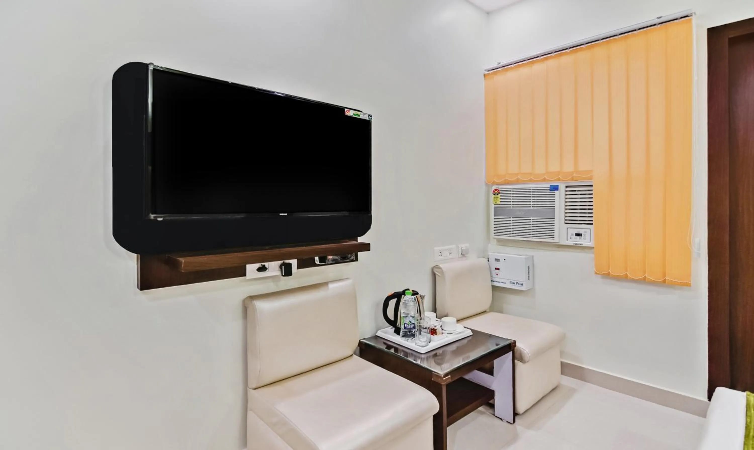 Bedroom in Treebo Resto- Near Lucknow Railway Station