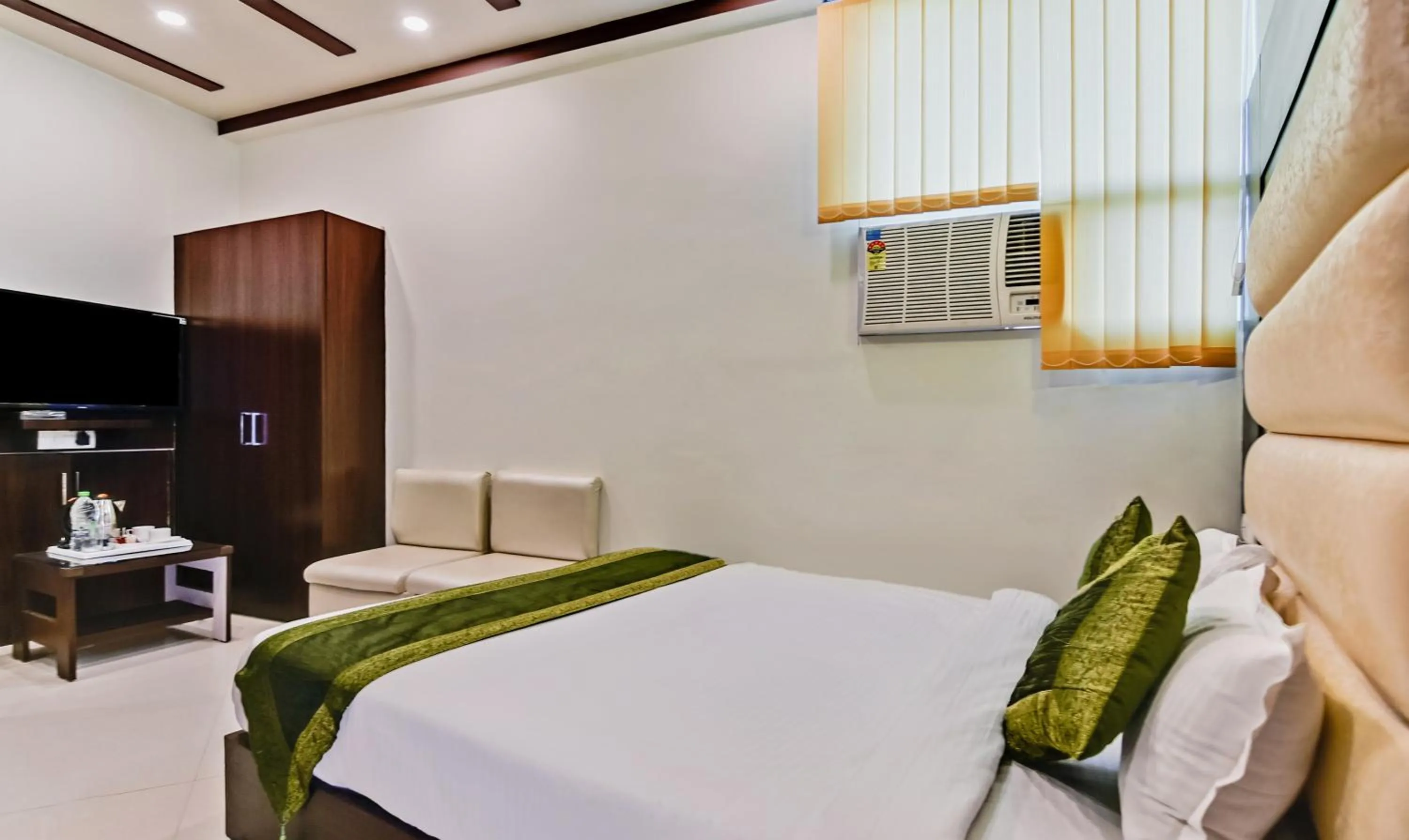 Bedroom, Bed in Treebo Resto- Near Lucknow Railway Station