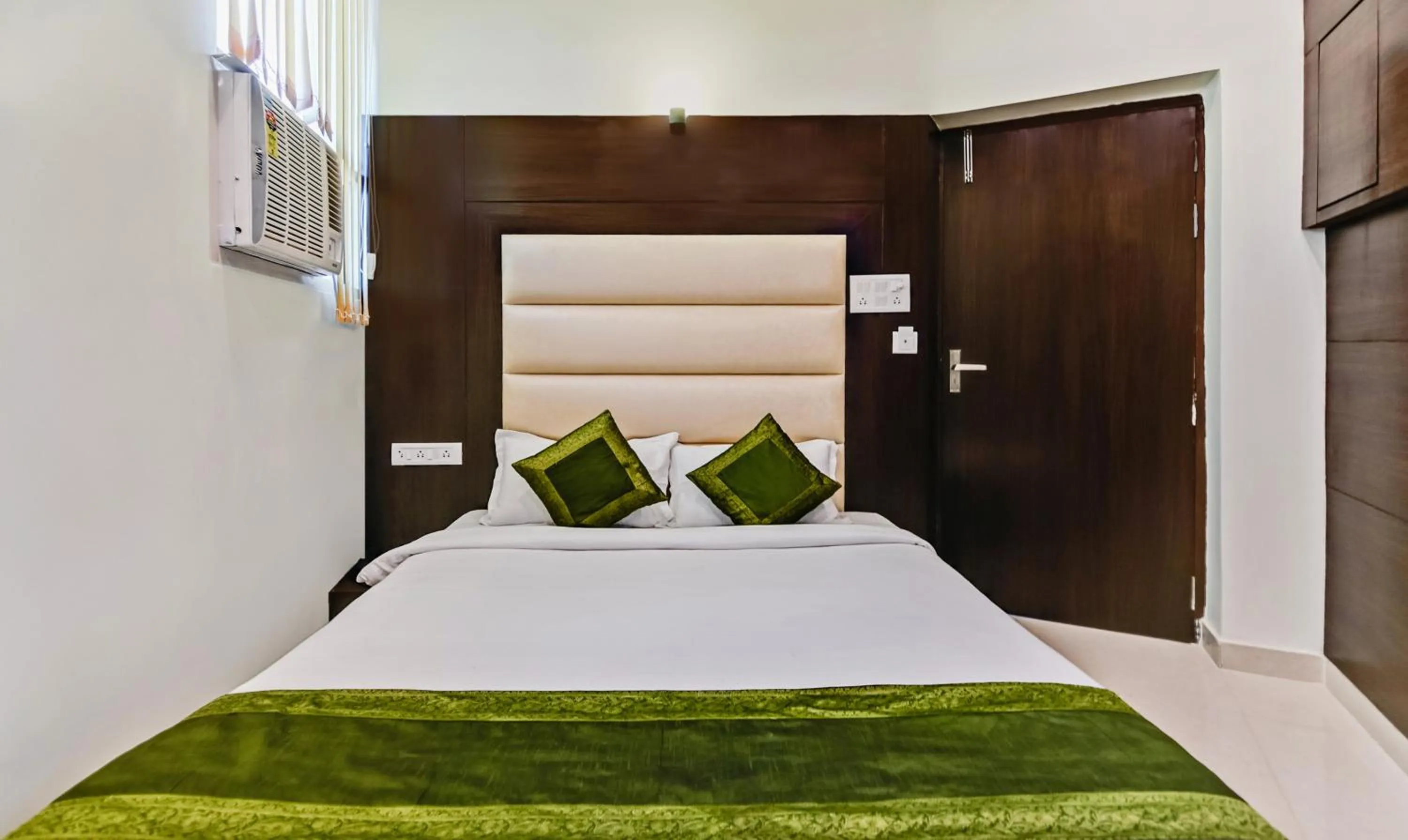 Bedroom, Bed in Treebo Resto- Near Lucknow Railway Station