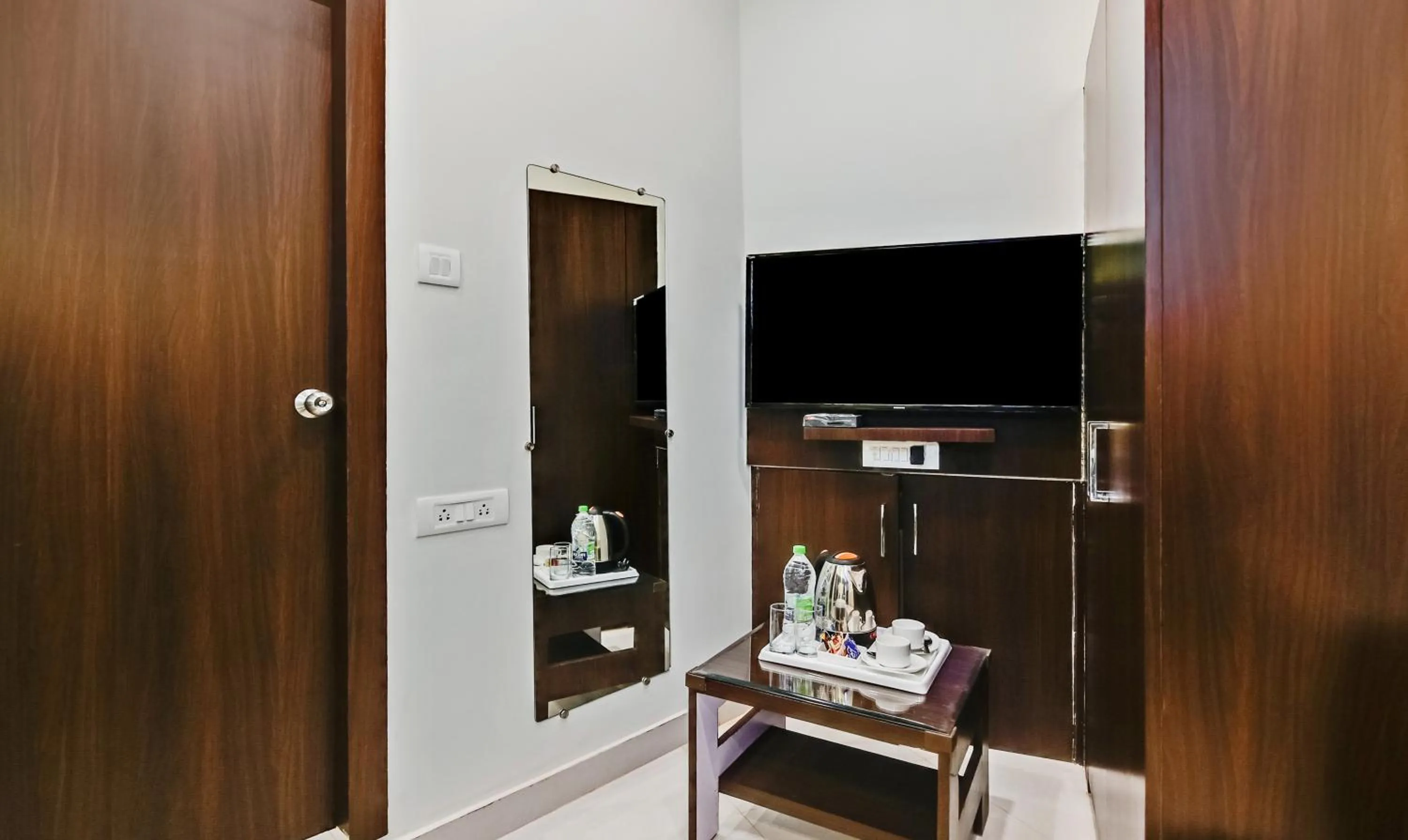 Bedroom in Treebo Resto- Near Lucknow Railway Station