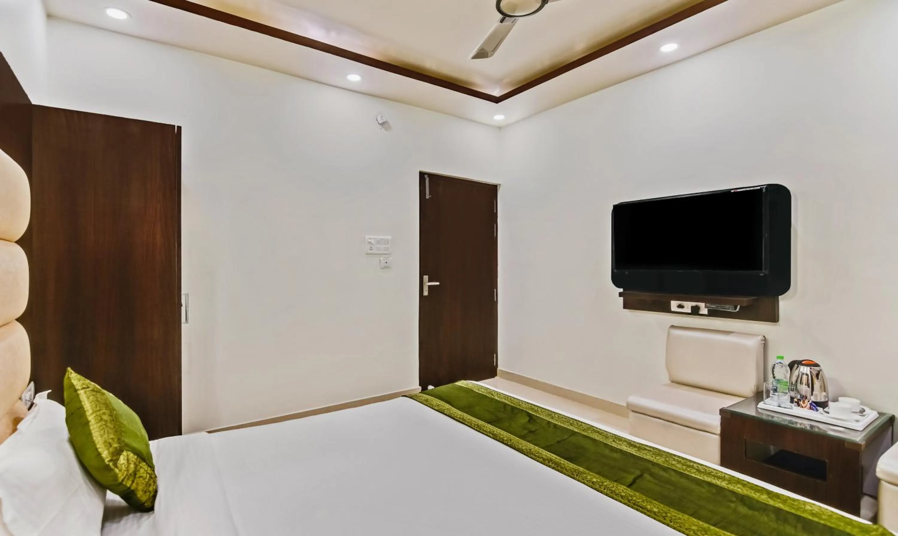 Bedroom, Bed in Treebo Resto- Near Lucknow Railway Station