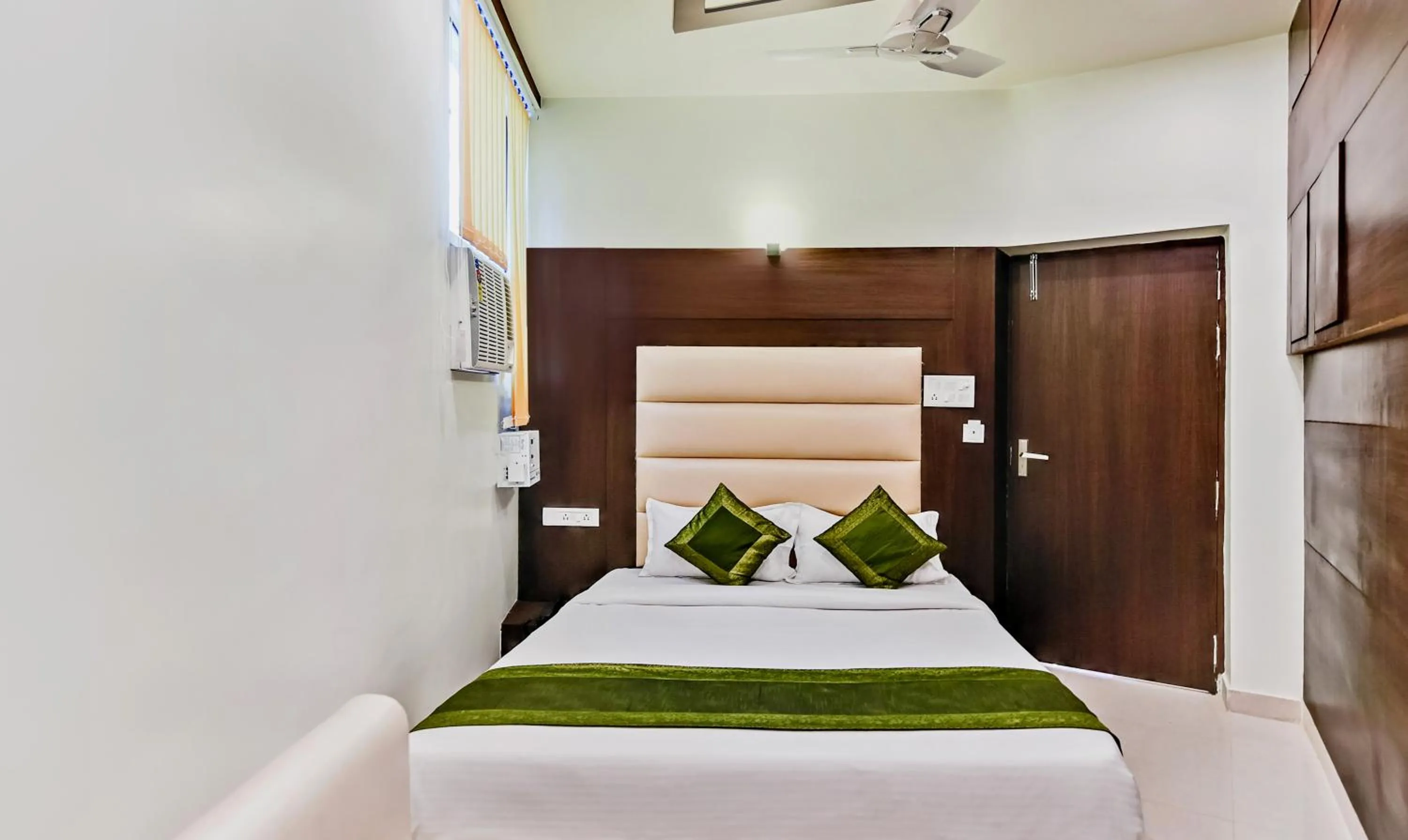 Bedroom, Bed in Treebo Resto- Near Lucknow Railway Station