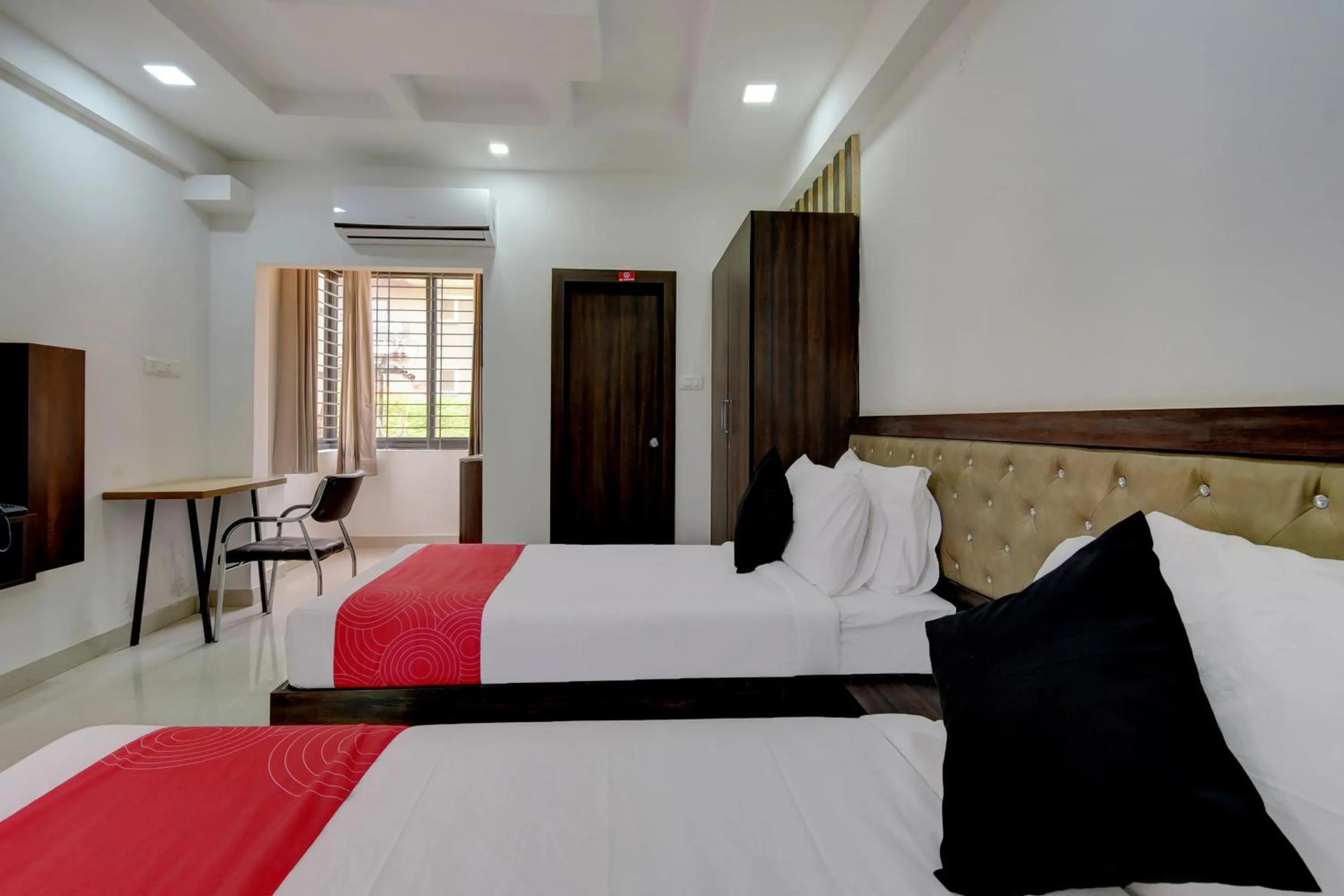 Bedroom, Bed in Grand Collection O Near Sarjapur Road Near 7d Voyage