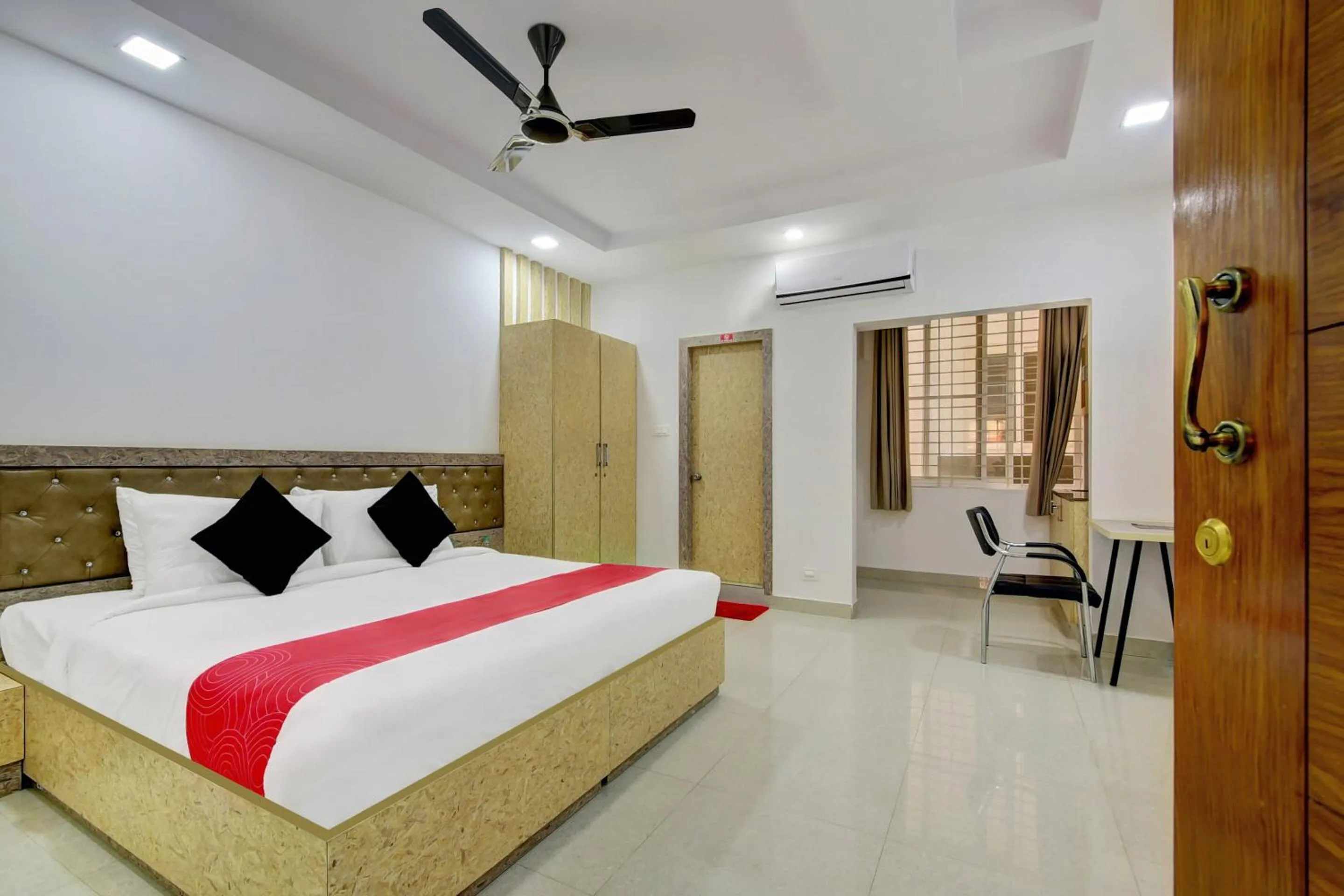 Bedroom, Bed in Grand Collection O Near Sarjapur Road Near 7d Voyage